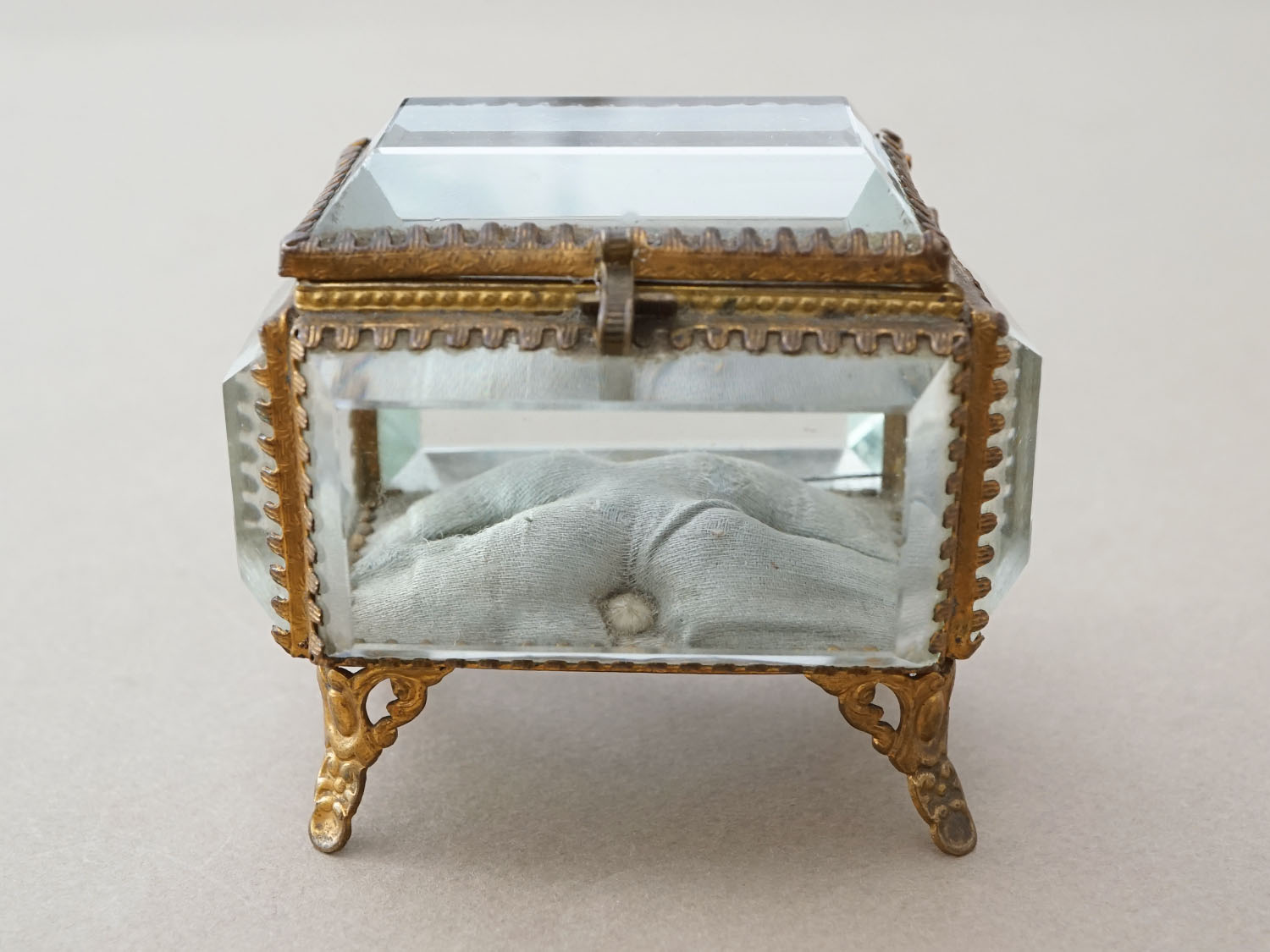 画像9: アンティーク ジュエリーボックス グレイッシュブルーのシルククッション  (9)