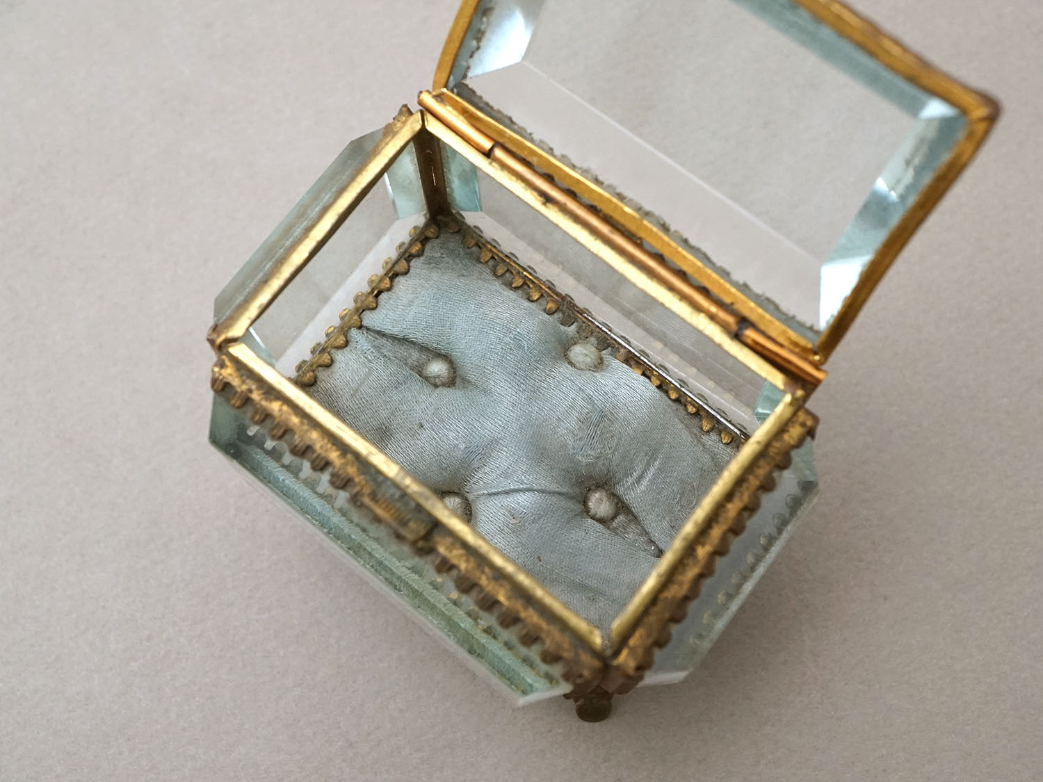 画像7: アンティーク ジュエリーボックス グレイッシュブルーのシルククッション  (7)