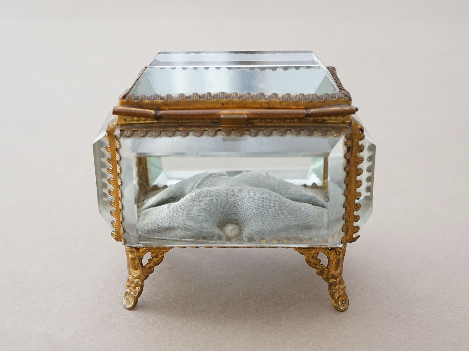 画像10: アンティーク ジュエリーボックス グレイッシュブルーのシルククッション  (10)