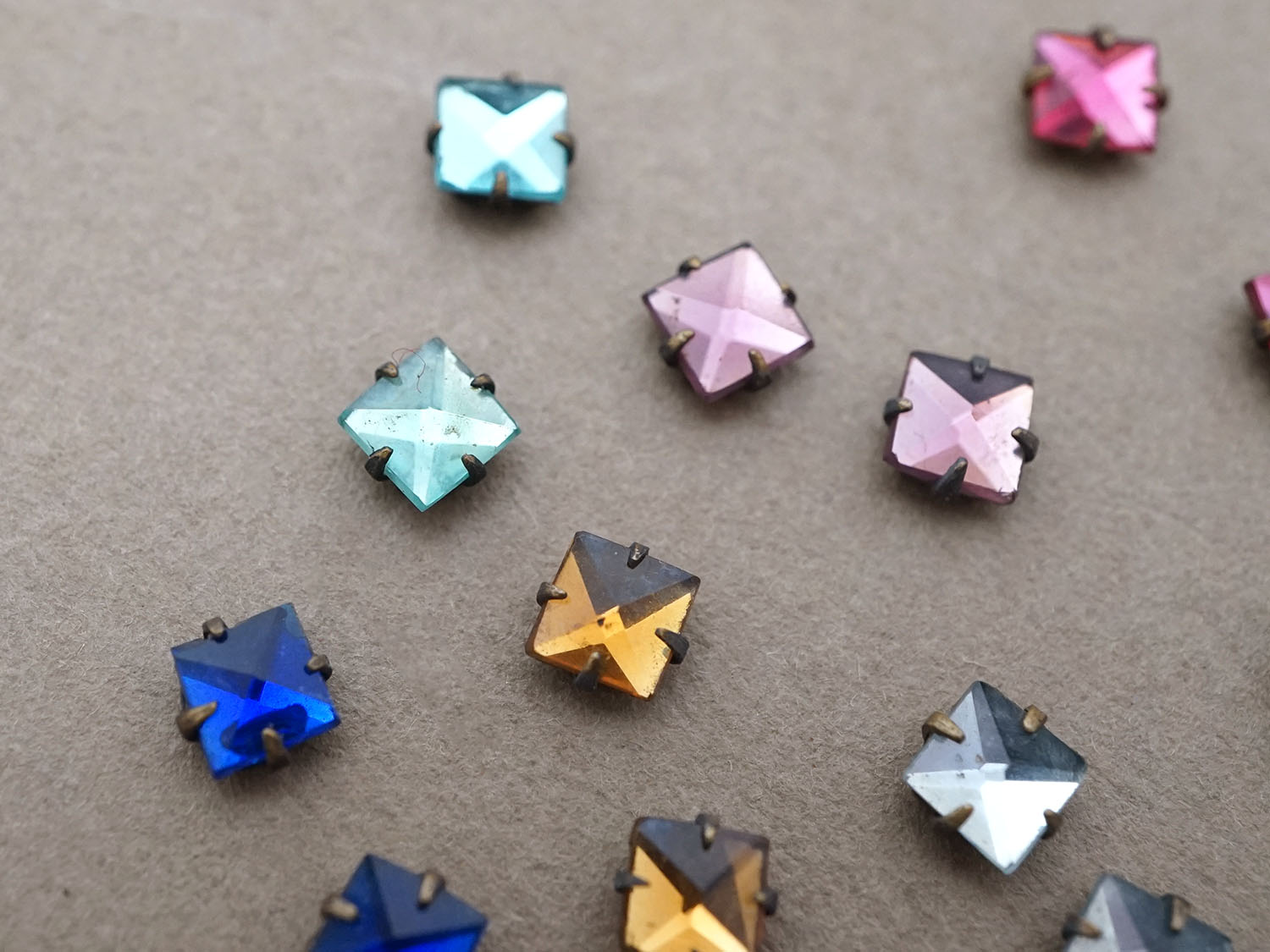 画像5: 19世紀末 アンティーク ラインストーン 5mm 24ピースのセット グラスストーン (5)