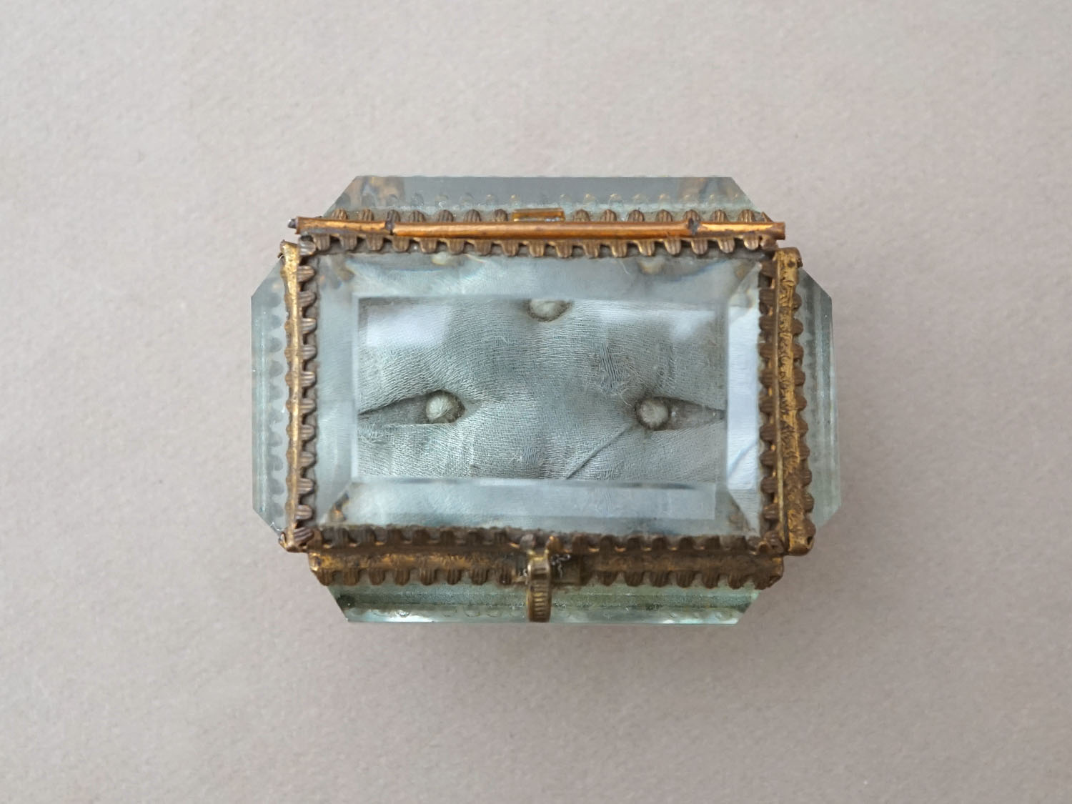 画像3: アンティーク ジュエリーボックス グレイッシュブルーのシルククッション  (3)