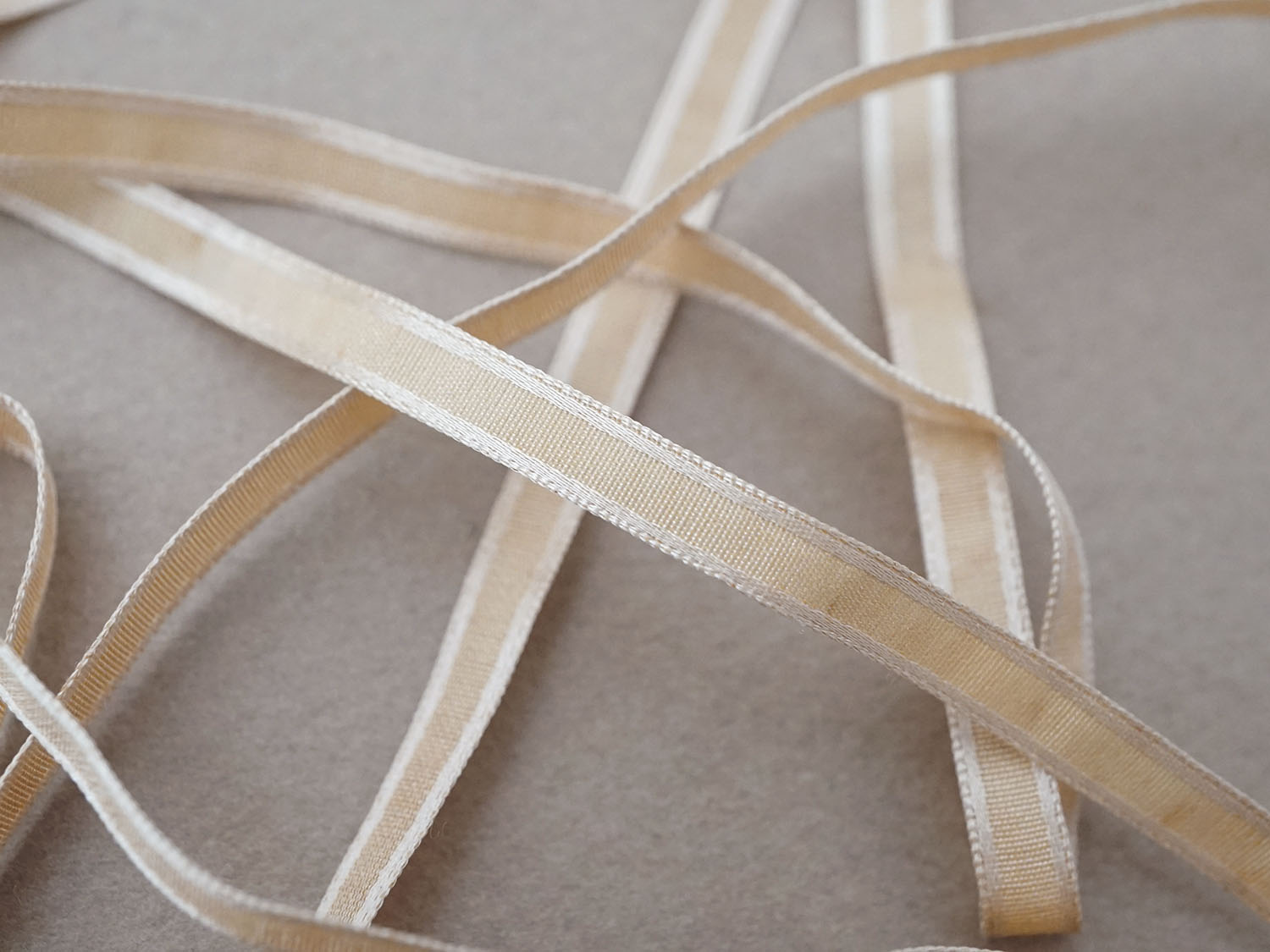 画像2: アンティーク 極細 シルクリボン ベージュ 4mm幅 (2)