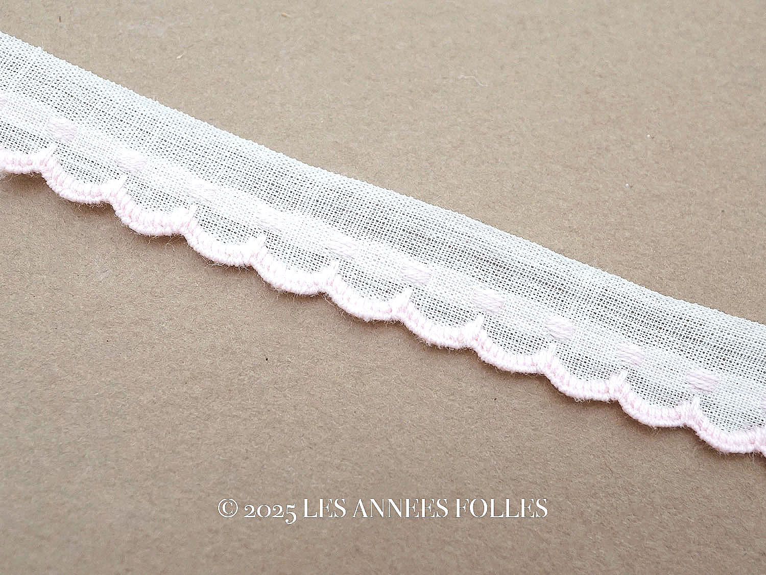 画像1: アンティーク スカラップトリム ドット刺繍入り ベビーピンク&ホワイト 1.3cm幅  (1)