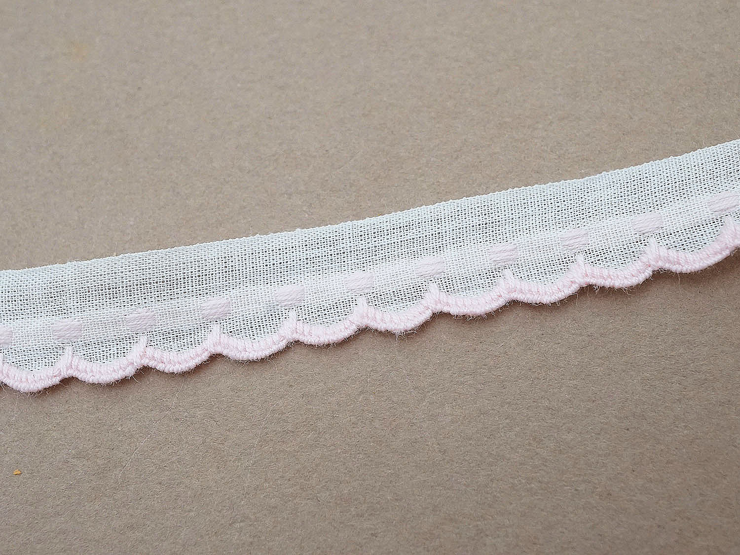 画像2: アンティーク スカラップトリム ドット刺繍入り ベビーピンク&ホワイト 1.3cm幅  (2)