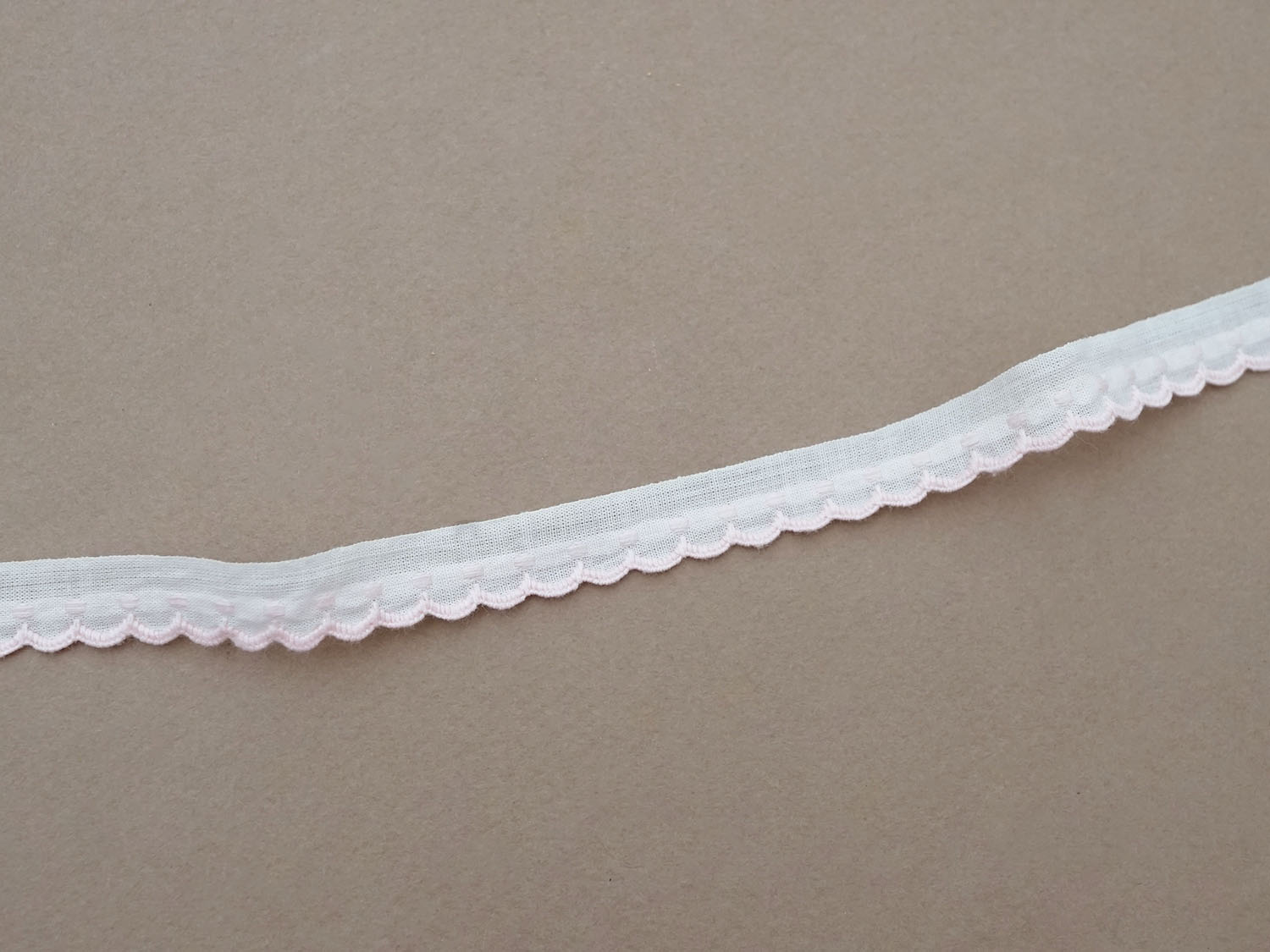 画像3: アンティーク スカラップトリム ドット刺繍入り ベビーピンク&ホワイト 1.3cm幅  (3)