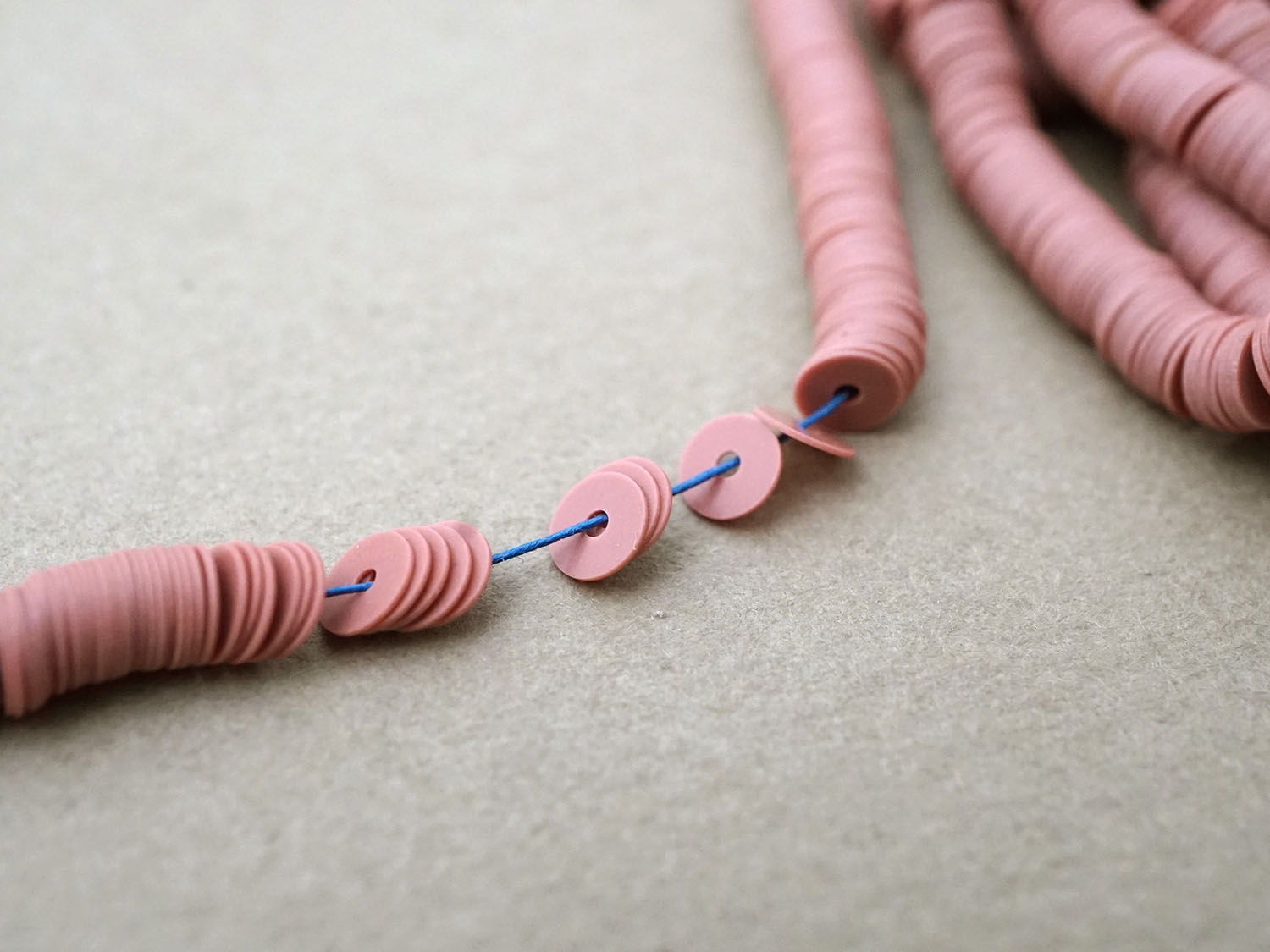 画像2: アンティーク スパンコール グレイッシュピンク 4mm  (2)