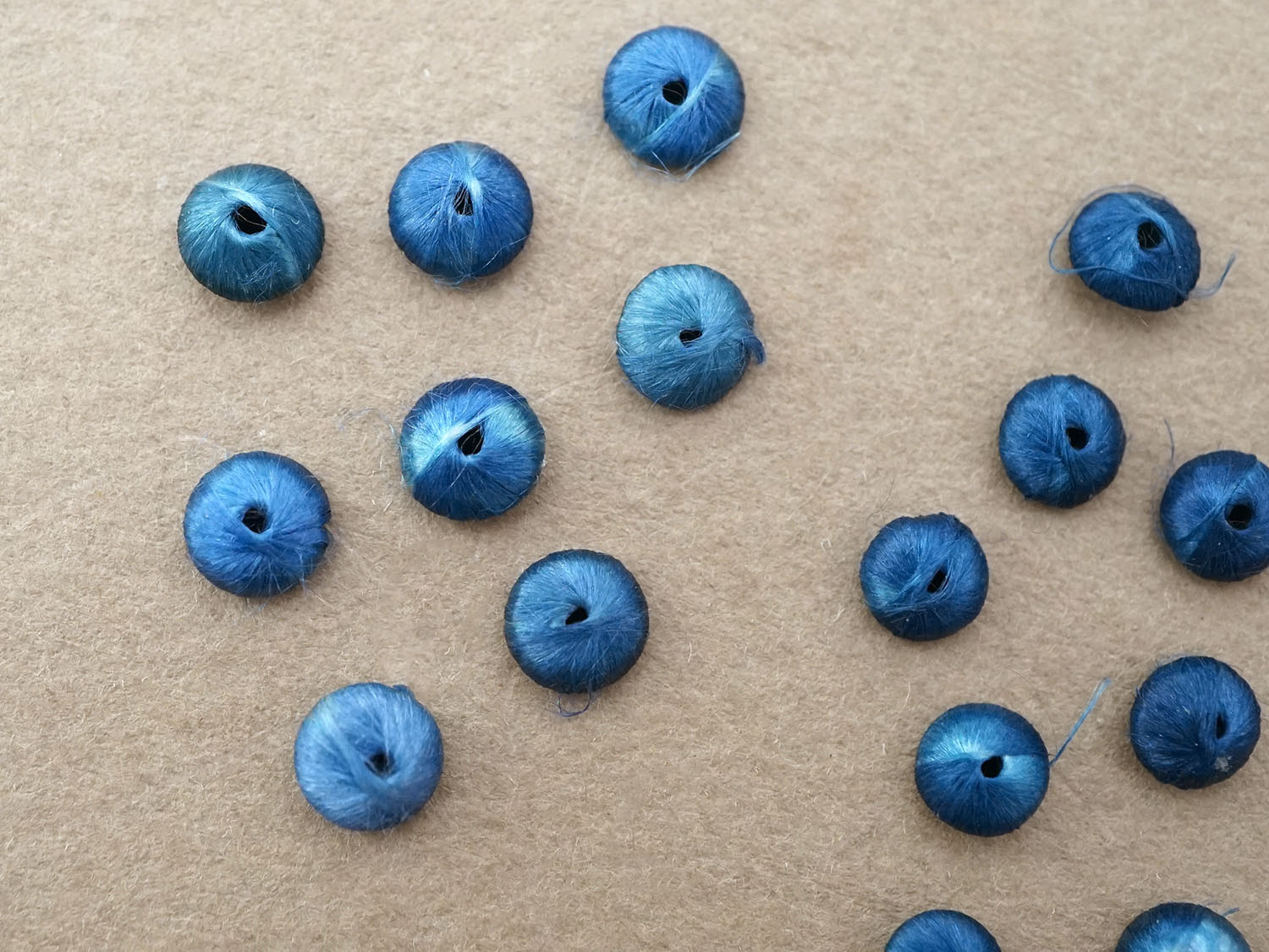 画像2: アンティーク シルク製 くるみボタン 極小 約5mm ブルー 19ピースのセット ジュエリーボックス用 ドール用  (2)