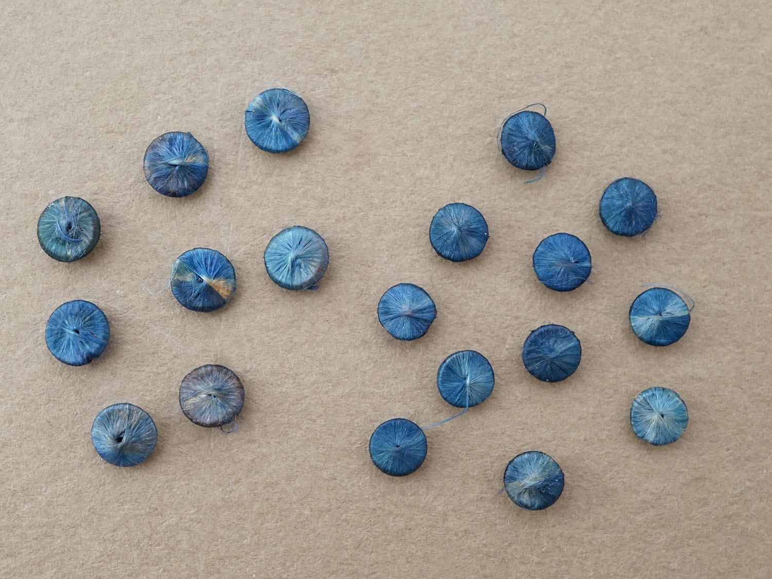 画像4: アンティーク シルク製 くるみボタン 極小 約5mm ブルー 19ピースのセット ジュエリーボックス用 ドール用  (4)