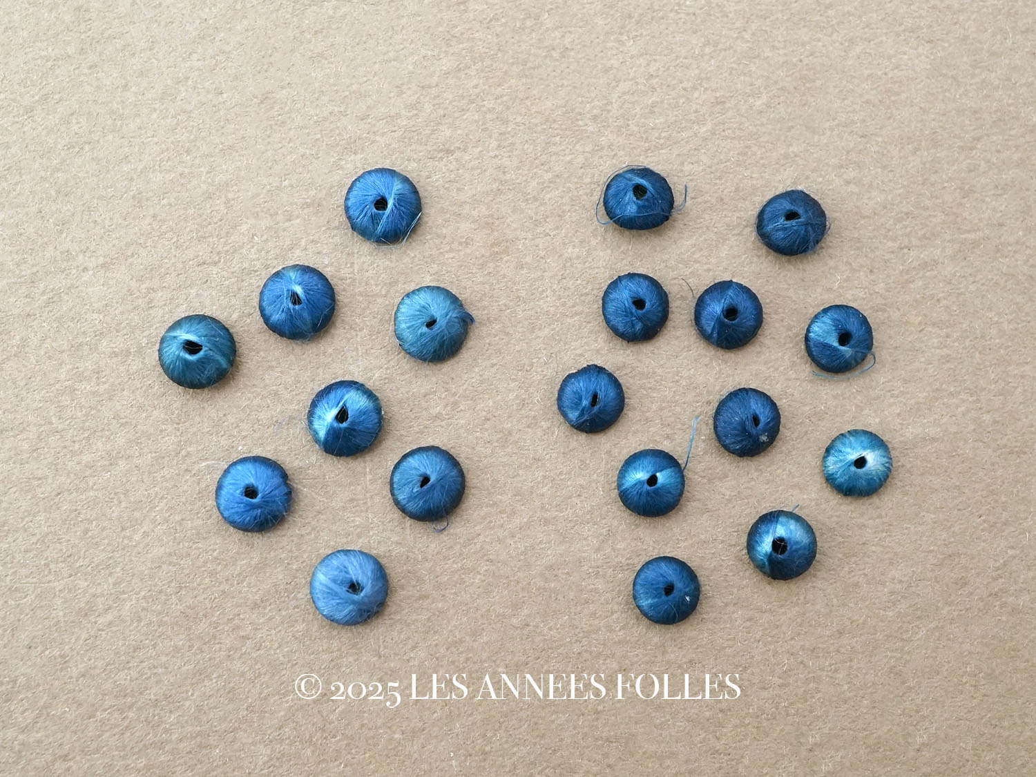 画像1: アンティーク シルク製 くるみボタン 極小 約5mm ブルー 19ピースのセット ジュエリーボックス用 ドール用  (1)