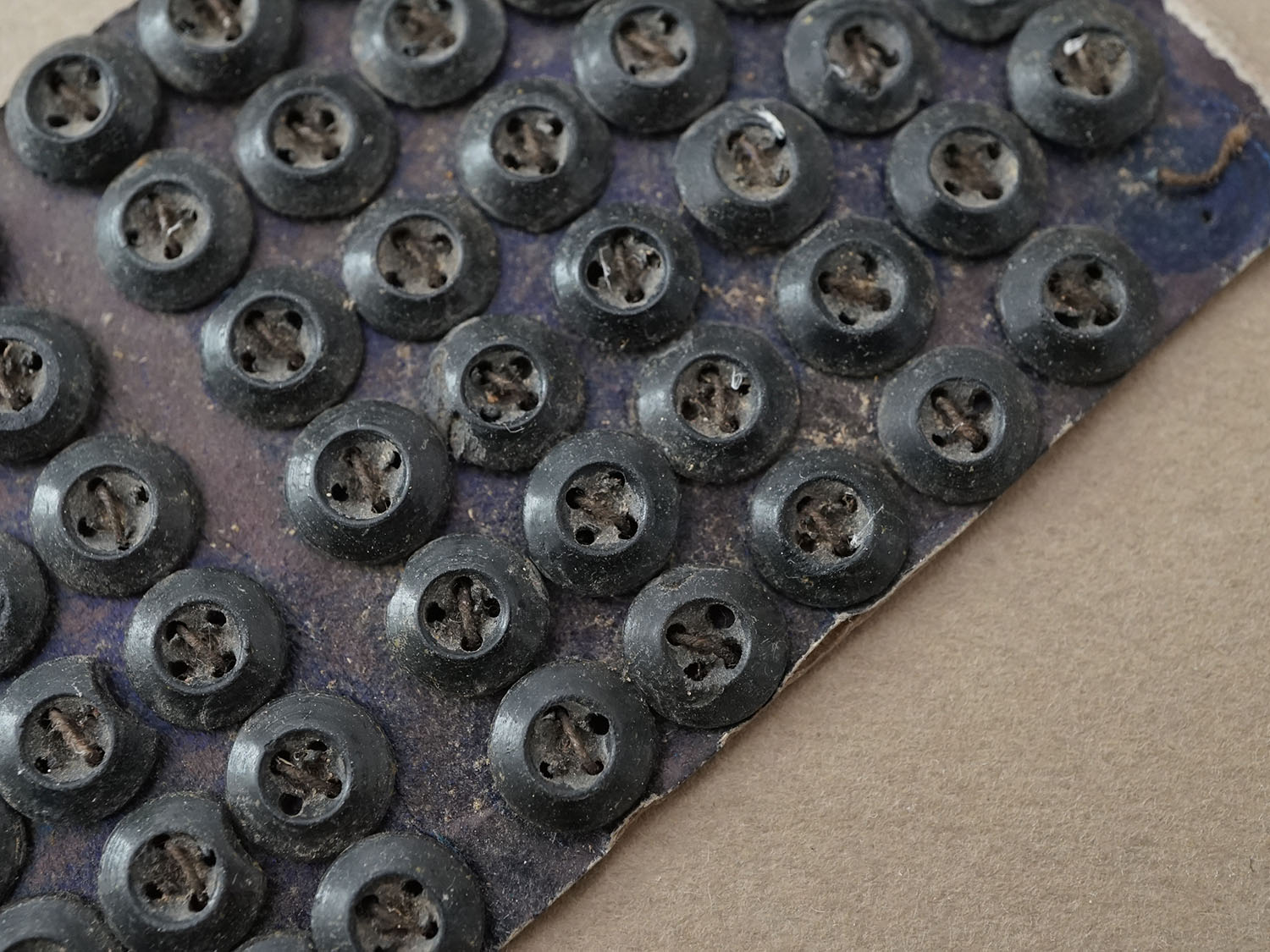 画像2: *蚤の市* アンティーク ボタン ベークライト製 8mm弱 72ピースのセット 黒 (2)