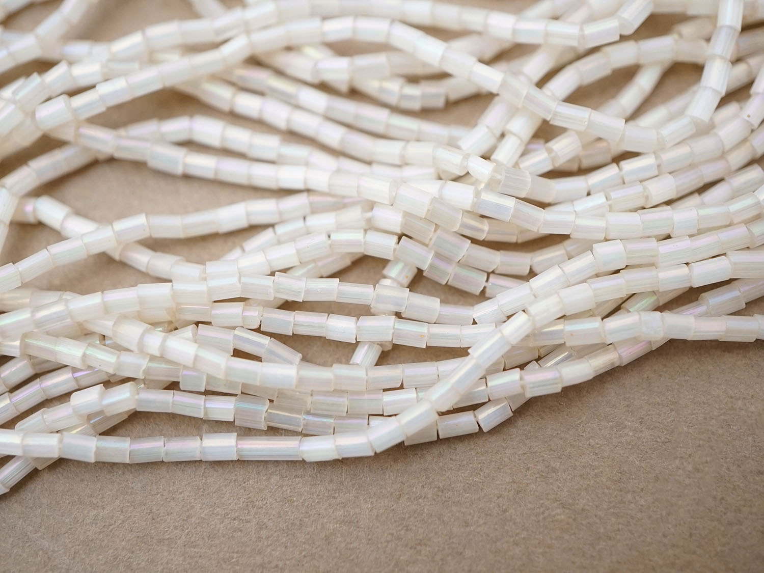 画像3: アンティーク ガラス製 オーロラ加工 サティネビーズ ホワイト オーロラ色 1cm=4粒  (3)