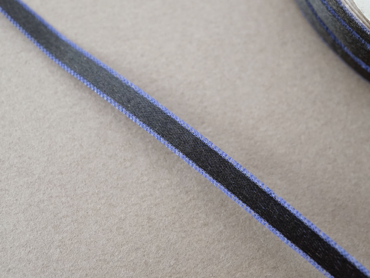 画像2: 19世紀 アンティーク 極細 シルクリボン 5.2m 5mm幅 黒&青紫  (2)