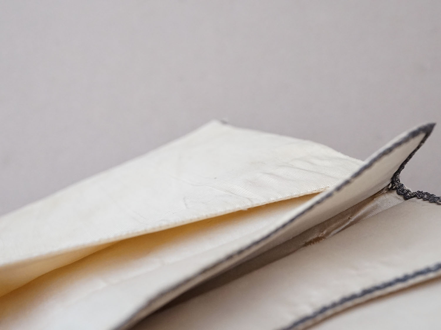 画像11: 18世紀末 アンティーク シルク製 ポシェット イニシャル&ファイヤーハートの刺繍入り (11)