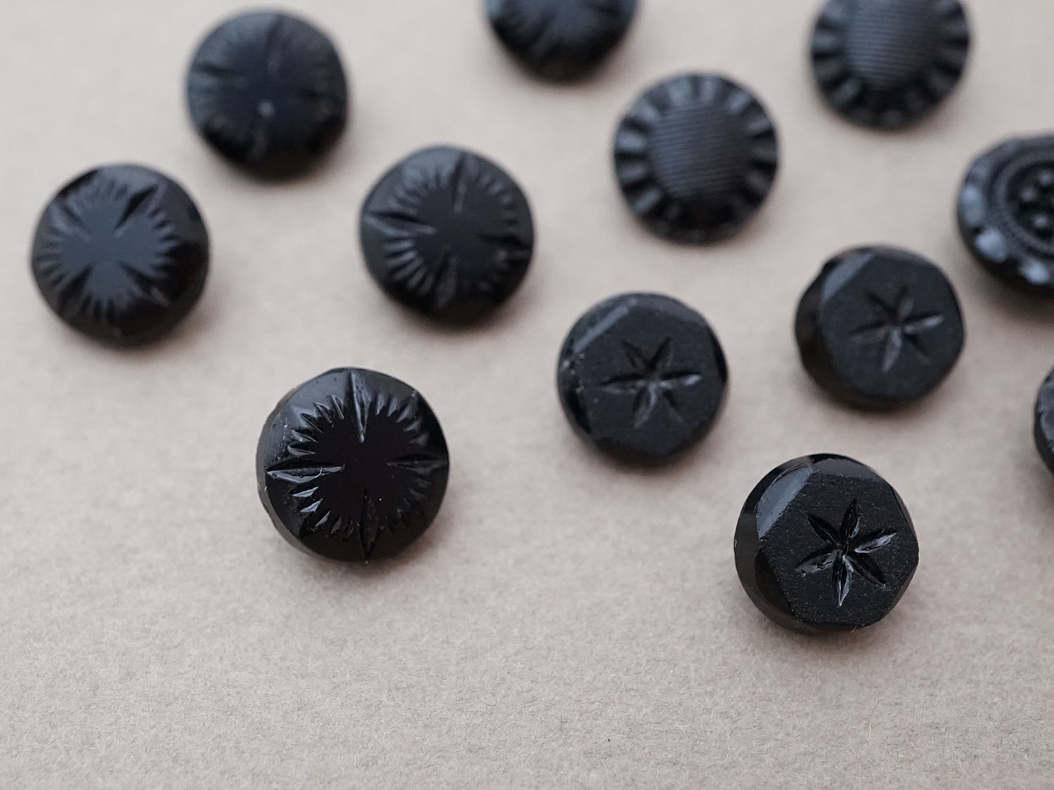 画像4: *蚤の市セット*アンティーク フレンチジェットのボタン 13ピースのセット (4)