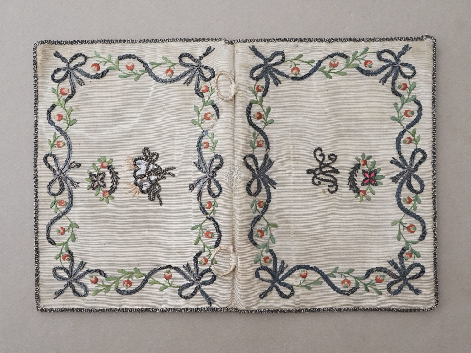 画像5: 18世紀末 アンティーク シルク製 ポシェット イニシャル&ファイヤーハートの刺繍入り (5)