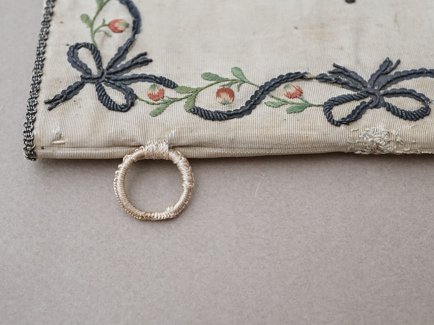 画像7: 18世紀末 アンティーク シルク製 ポシェット イニシャル&ファイヤーハートの刺繍入り (7)