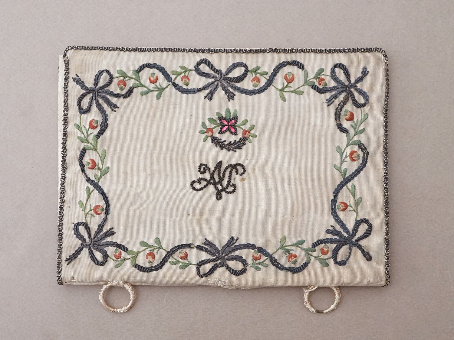 画像2: 18世紀末 アンティーク シルク製 ポシェット イニシャル&ファイヤーハートの刺繍入り (2)