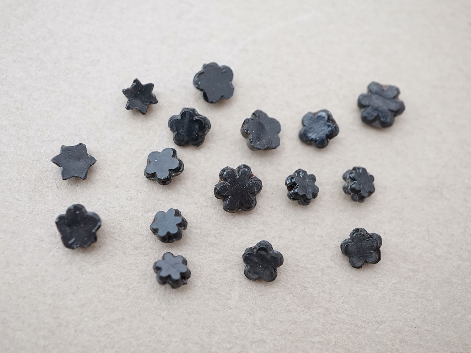 画像4: アンティーク 極小 星&花 フレンチジェット 16ピースのセット 5〜7mm ガラスビーズ  (4)