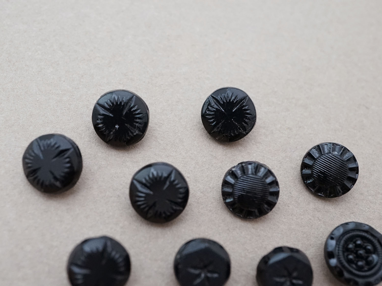 画像3: *蚤の市セット*アンティーク フレンチジェットのボタン 13ピースのセット (3)