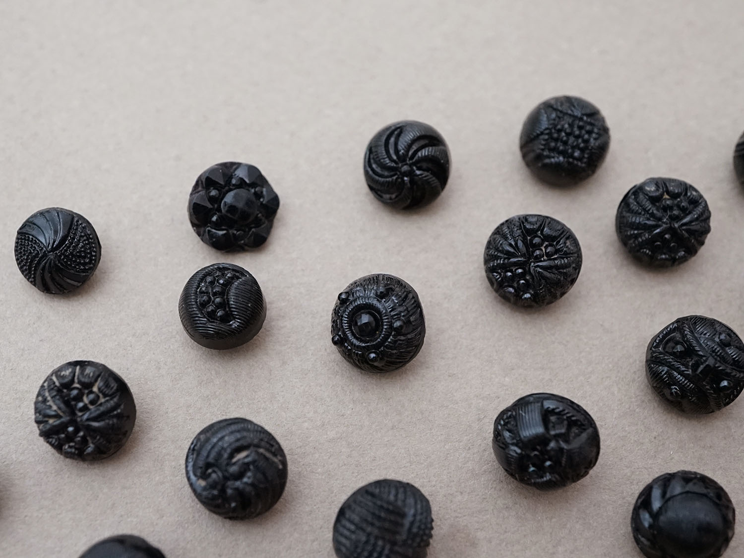 画像3: ＊蚤の市セット＊アンティーク フレンチジェットのボタン 27ピースのセット (3)