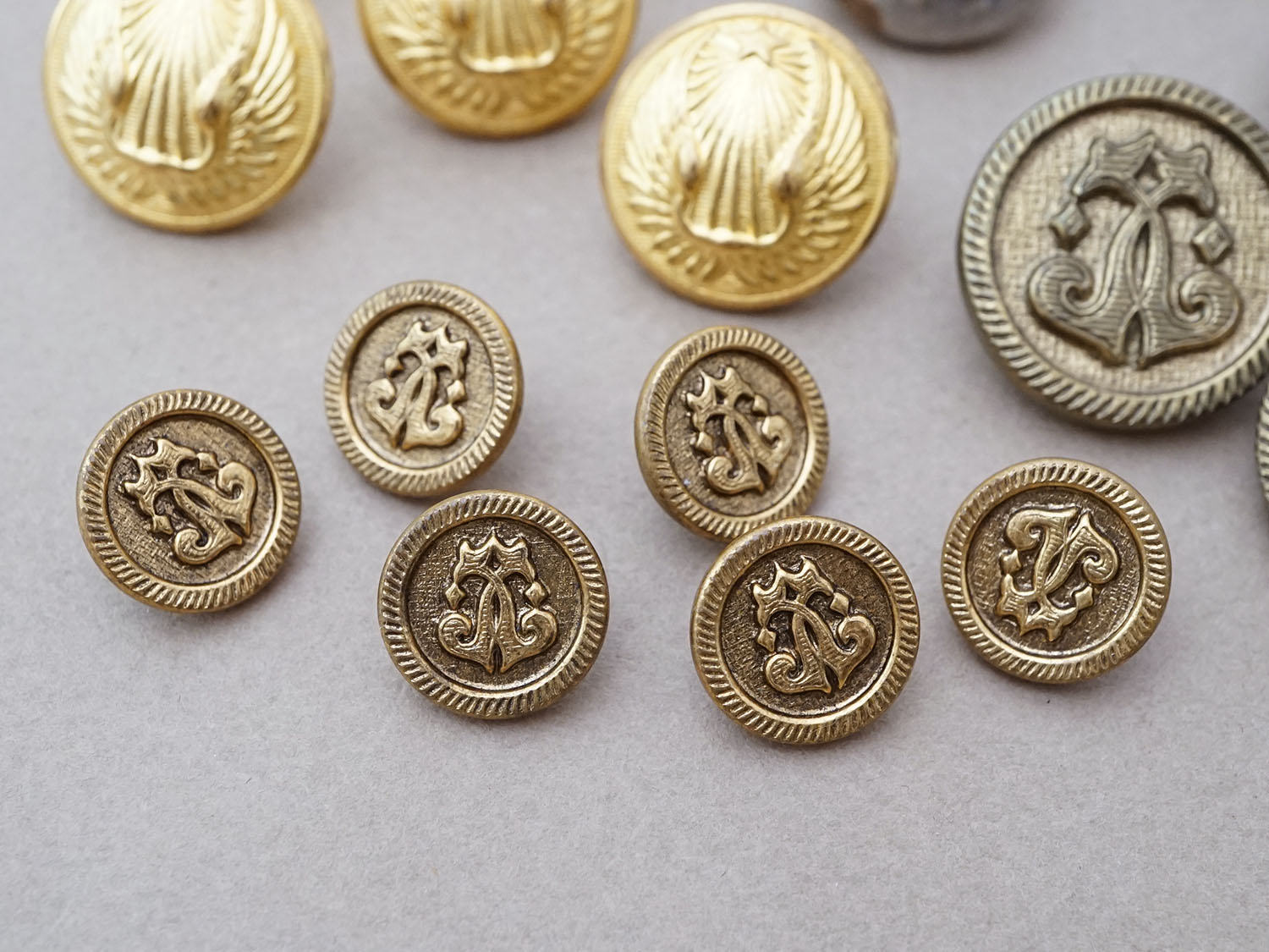 画像2: *蚤の市セット* フランス製 ヴィンテージ ミリタリーボタンのセット  (2)