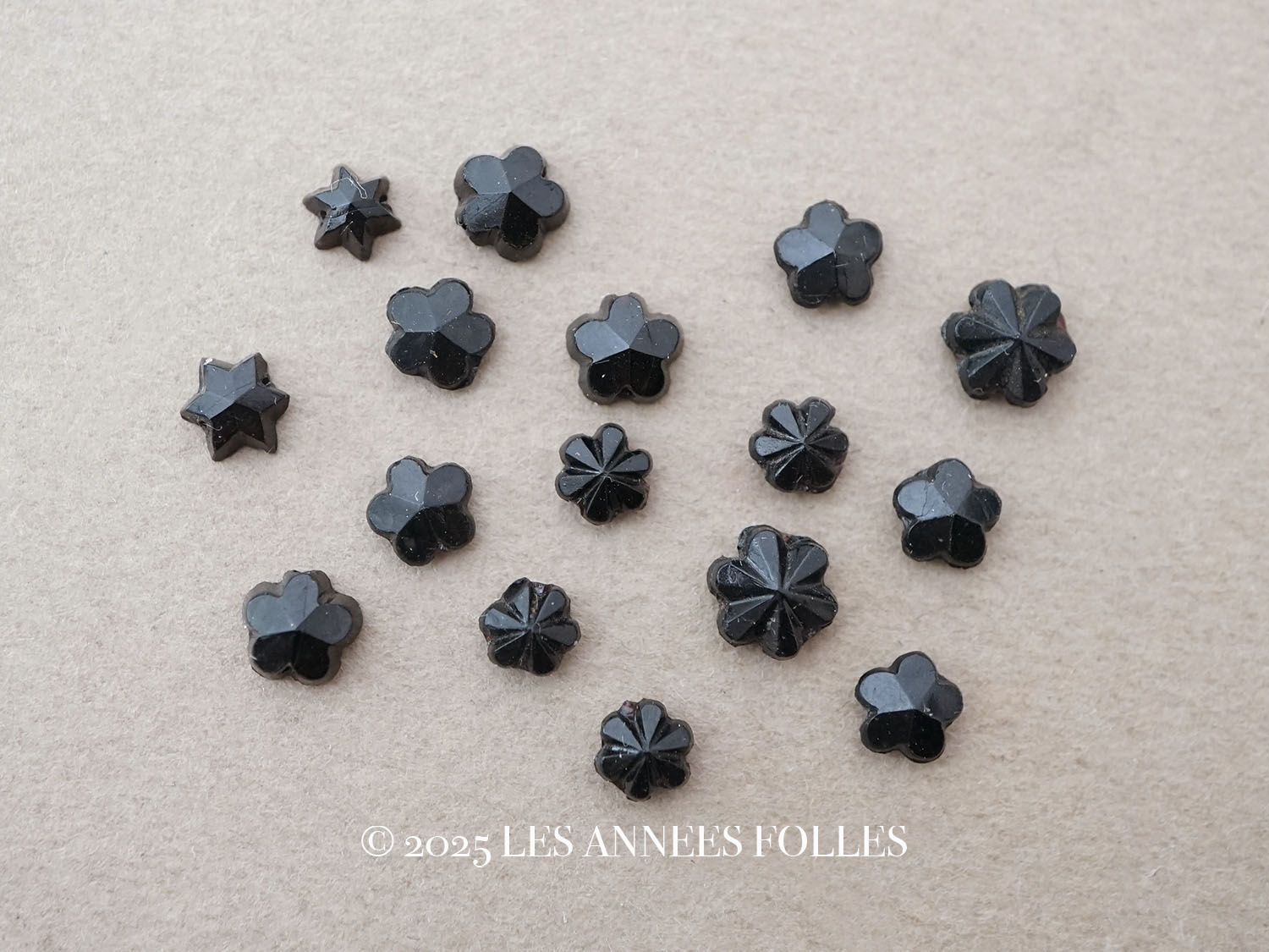 画像1: アンティーク 極小 星&花 フレンチジェット 16ピースのセット 5〜7mm ガラスビーズ  (1)