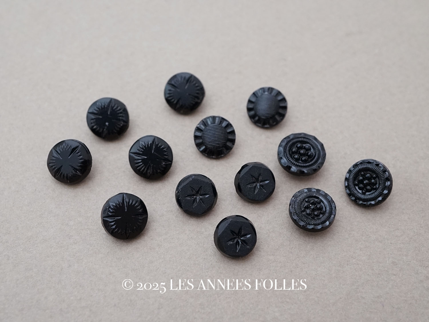 画像1: *蚤の市セット*アンティーク フレンチジェットのボタン 13ピースのセット (1)