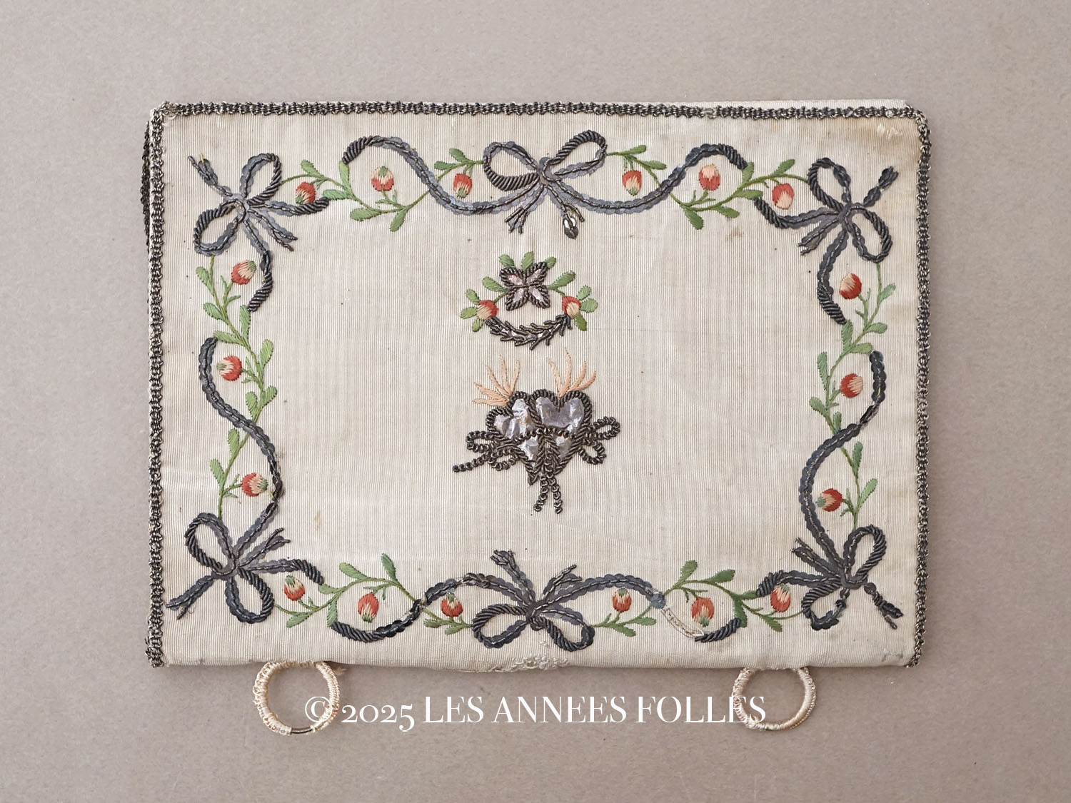 画像1: 18世紀末 アンティーク シルク製 ポシェット イニシャル&ファイヤーハートの刺繍入り (1)