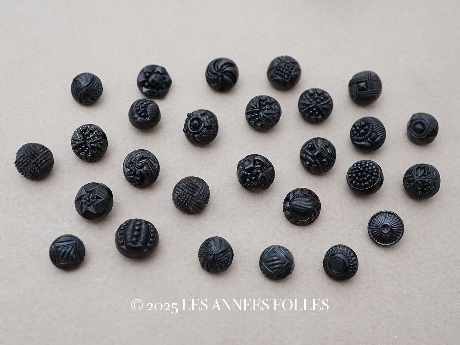 画像1: ＊蚤の市セット＊アンティーク フレンチジェットのボタン 27ピースのセット (1)