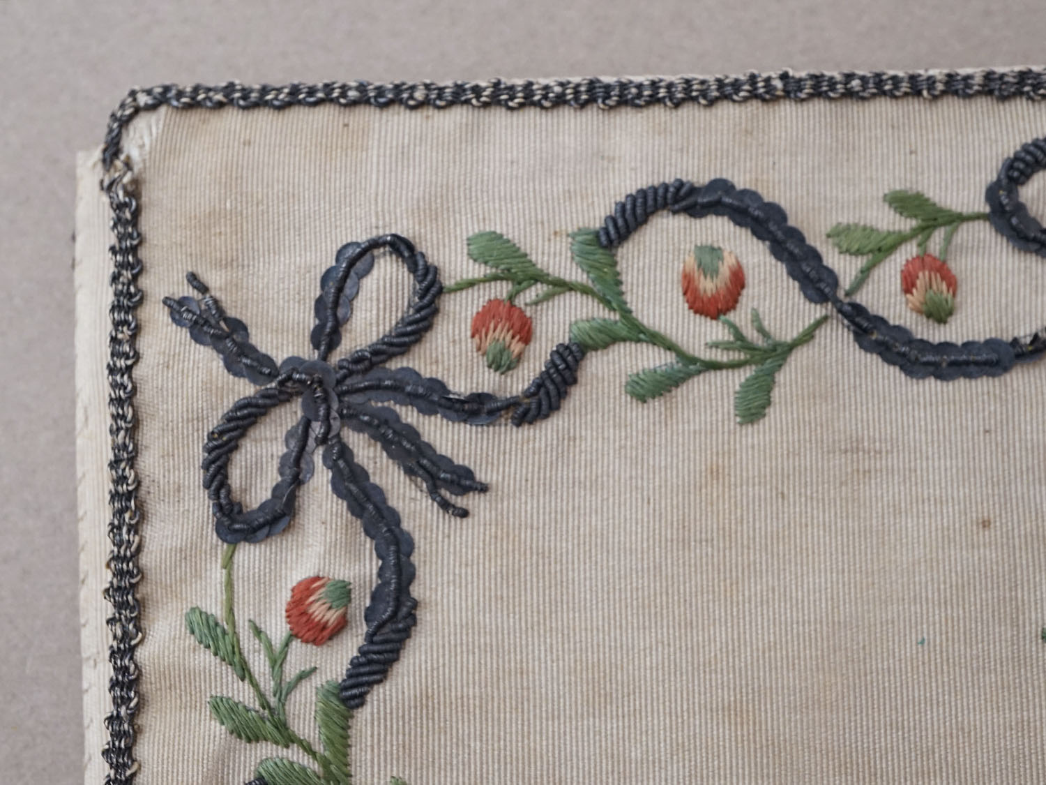 画像4: 18世紀末 アンティーク シルク製 ポシェット イニシャル&ファイヤーハートの刺繍入り (4)