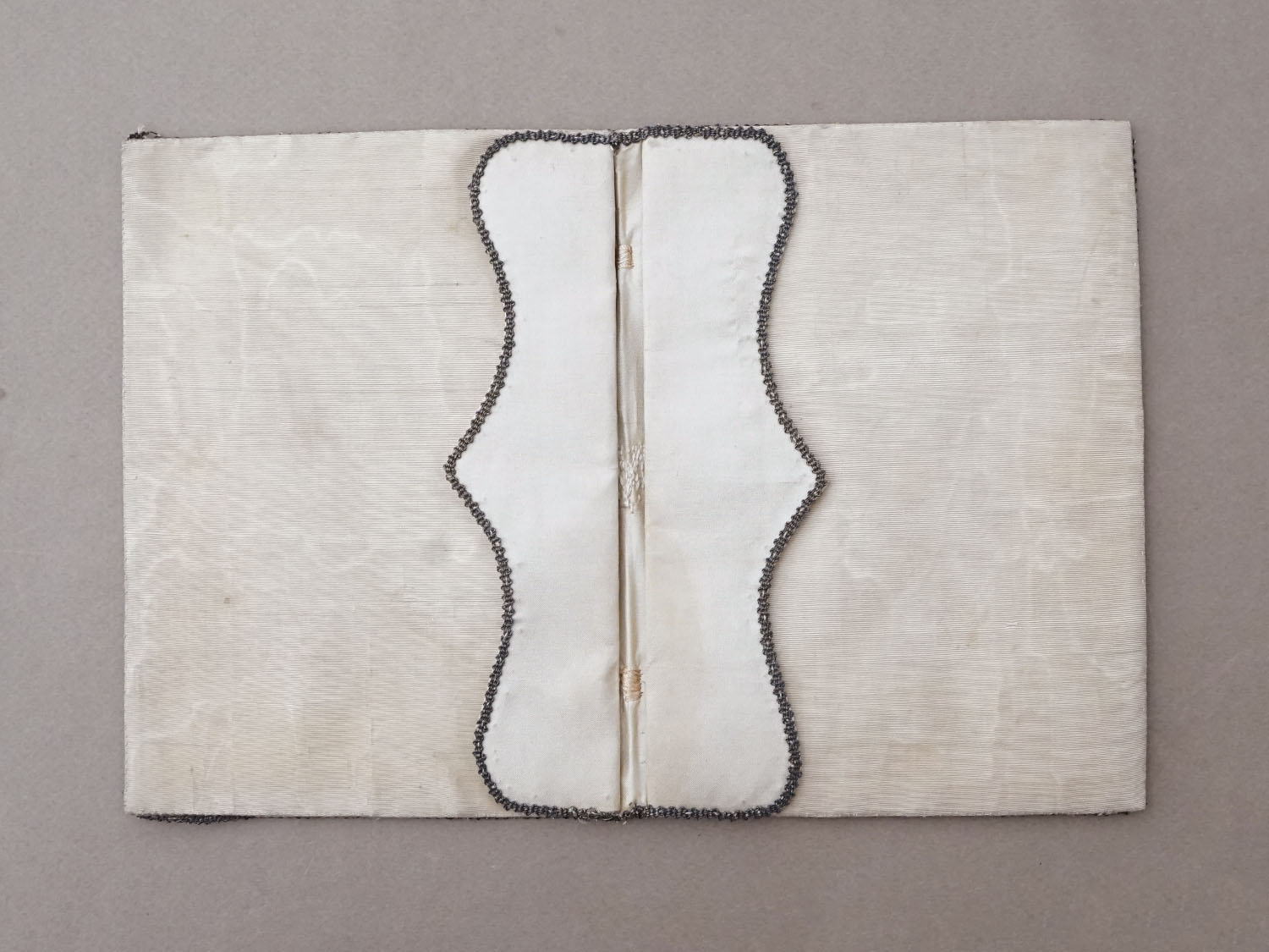 画像9: 18世紀末 アンティーク シルク製 ポシェット イニシャル&ファイヤーハートの刺繍入り (9)