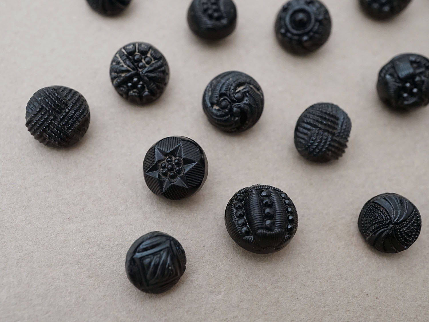 画像2: ＊蚤の市セット＊アンティーク フレンチジェットのボタン 27ピースのセット (2)