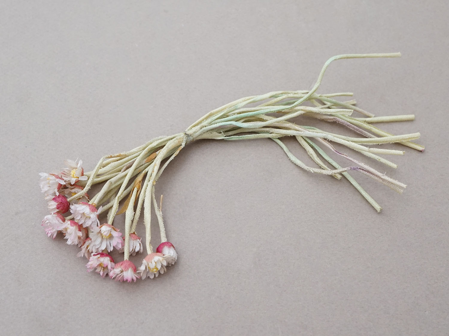 画像13: アンティーク デイジーの布花 16輪のセット (13)