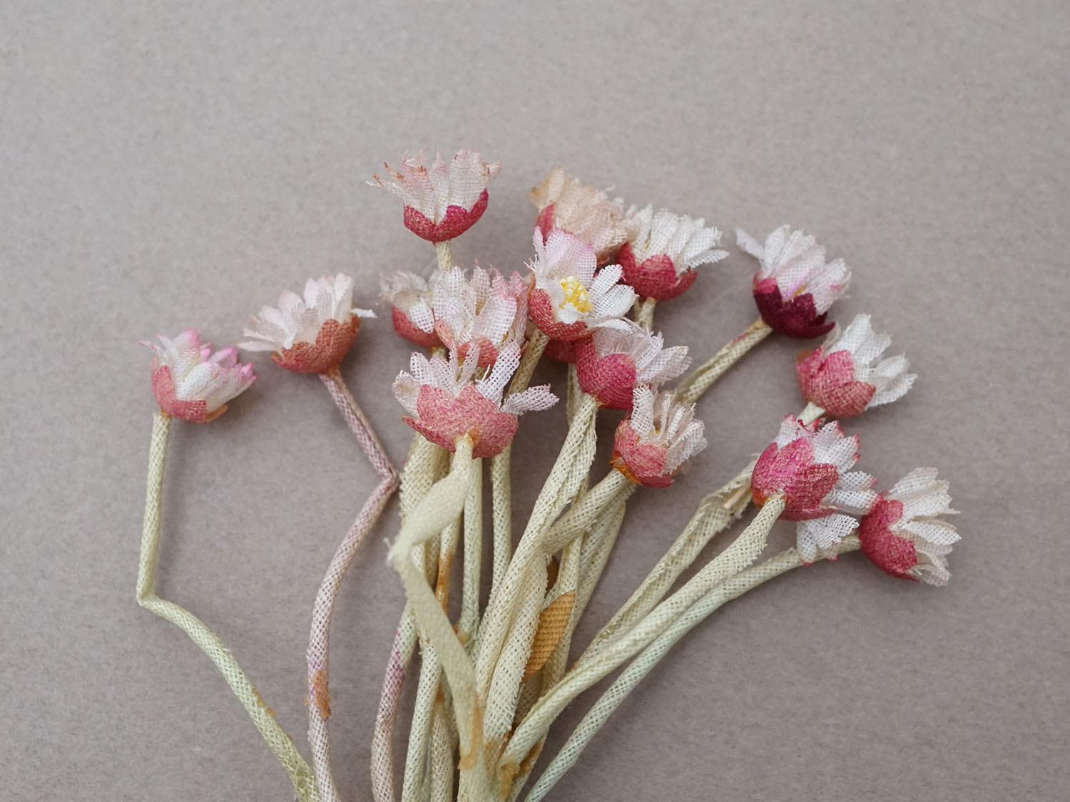 画像19: アンティーク デイジーの布花 16輪のセット (19)