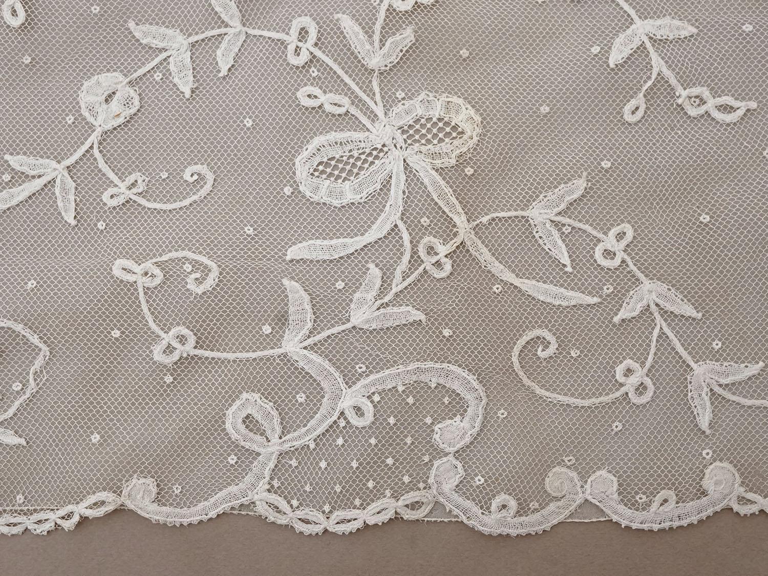 画像19: 19世紀末 アンティーク ドレスパーツ リボンのモチーフ アプリカシオン・アングルテール  4.2m 幅広22.5cmオフホワイト ボビンレース (19)