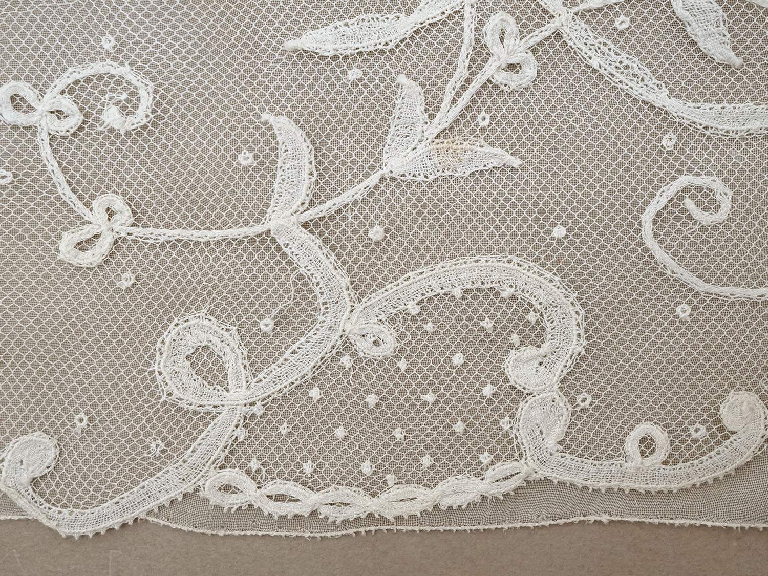 画像16: 19世紀末 アンティーク ドレスパーツ リボンのモチーフ アプリカシオン・アングルテール  4.2m 幅広22.5cmオフホワイト ボビンレース (16)