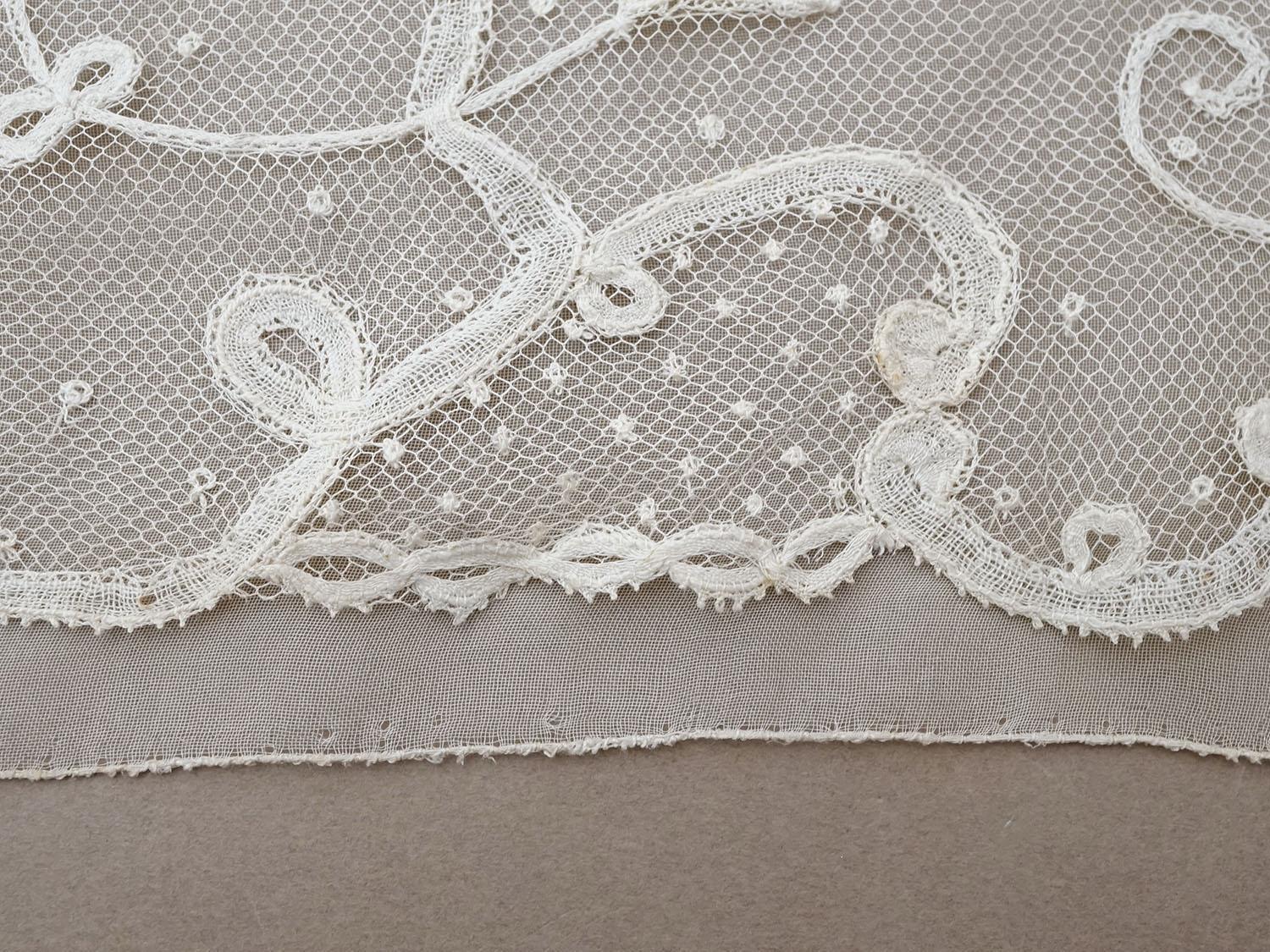 画像22: 19世紀末 アンティーク ドレスパーツ リボンのモチーフ アプリカシオン・アングルテール  4.2m 幅広22.5cmオフホワイト ボビンレース (22)