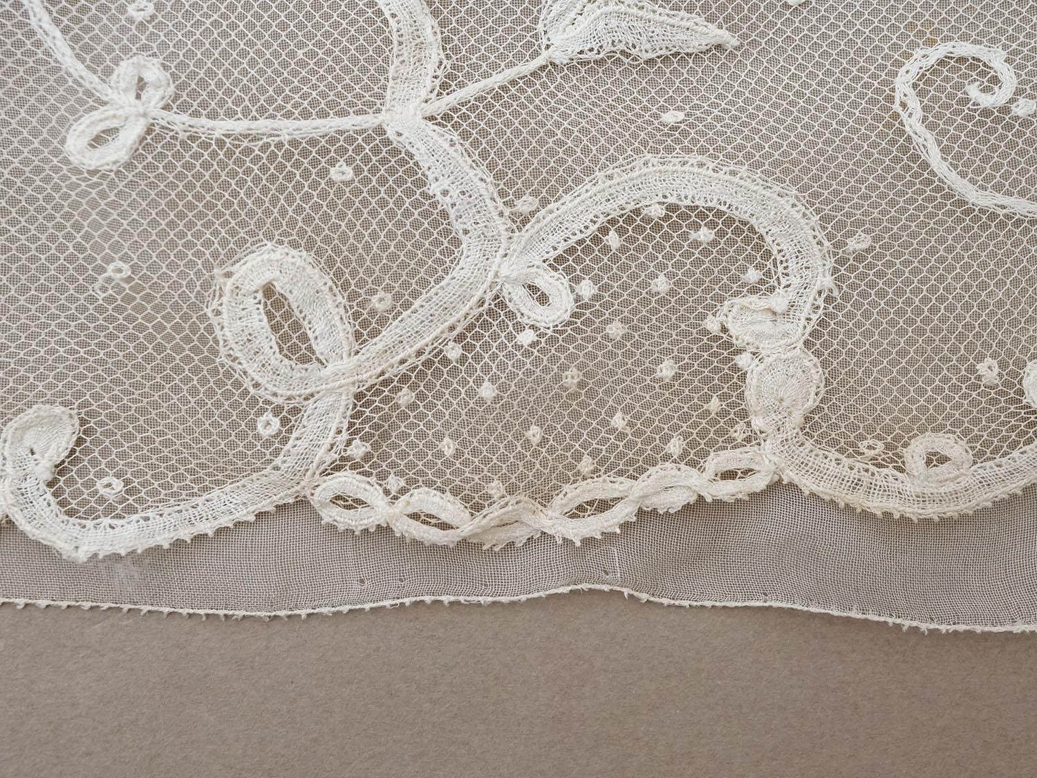 画像15: 19世紀末 アンティーク ドレスパーツ リボンのモチーフ アプリカシオン・アングルテール  4.2m 幅広22.5cmオフホワイト ボビンレース (15)