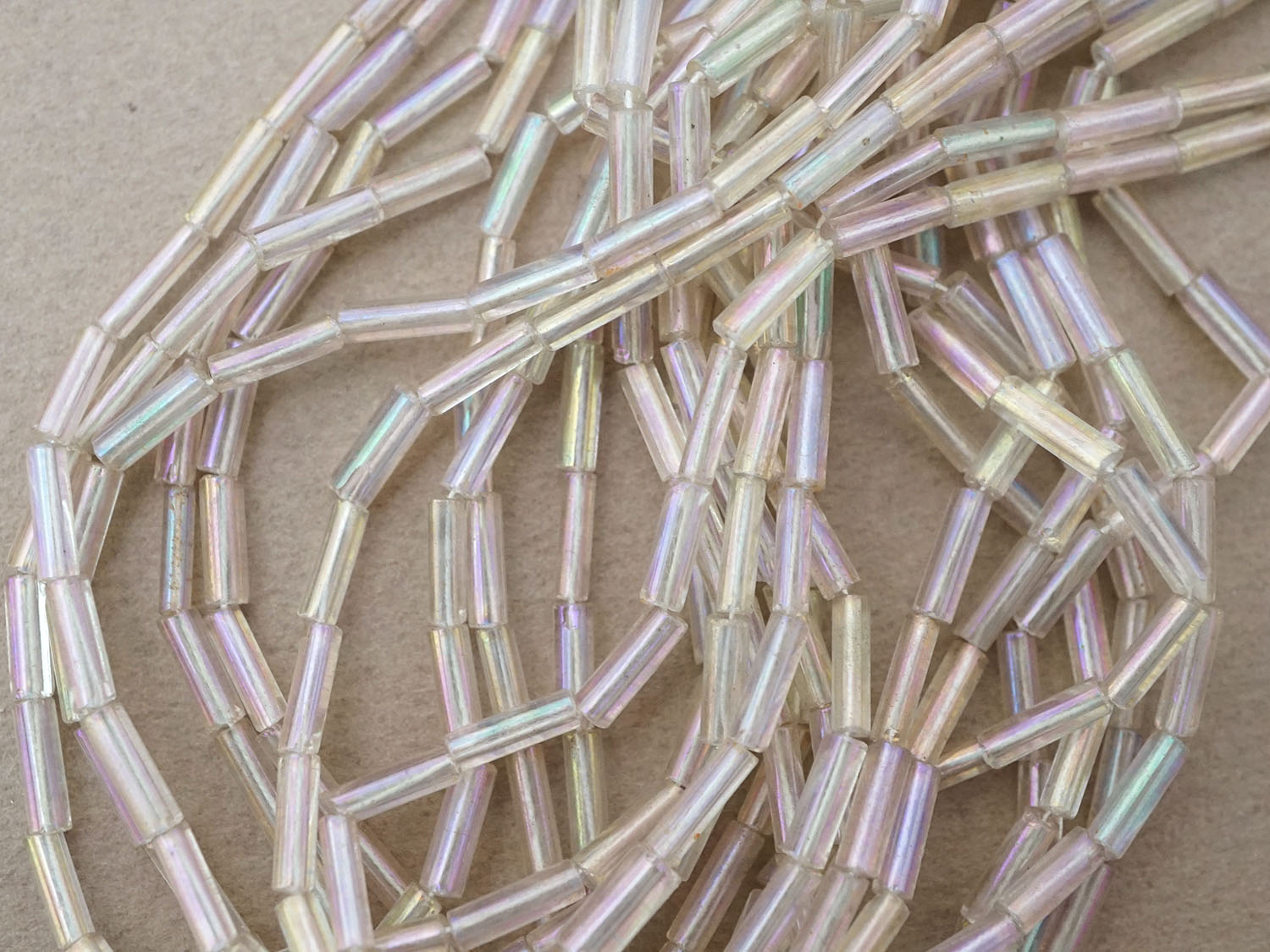 画像3: アンティーク ガラスビーズ オーロラ加工 ベージュ＆オーロラ 2×6.5mm 43g (3)