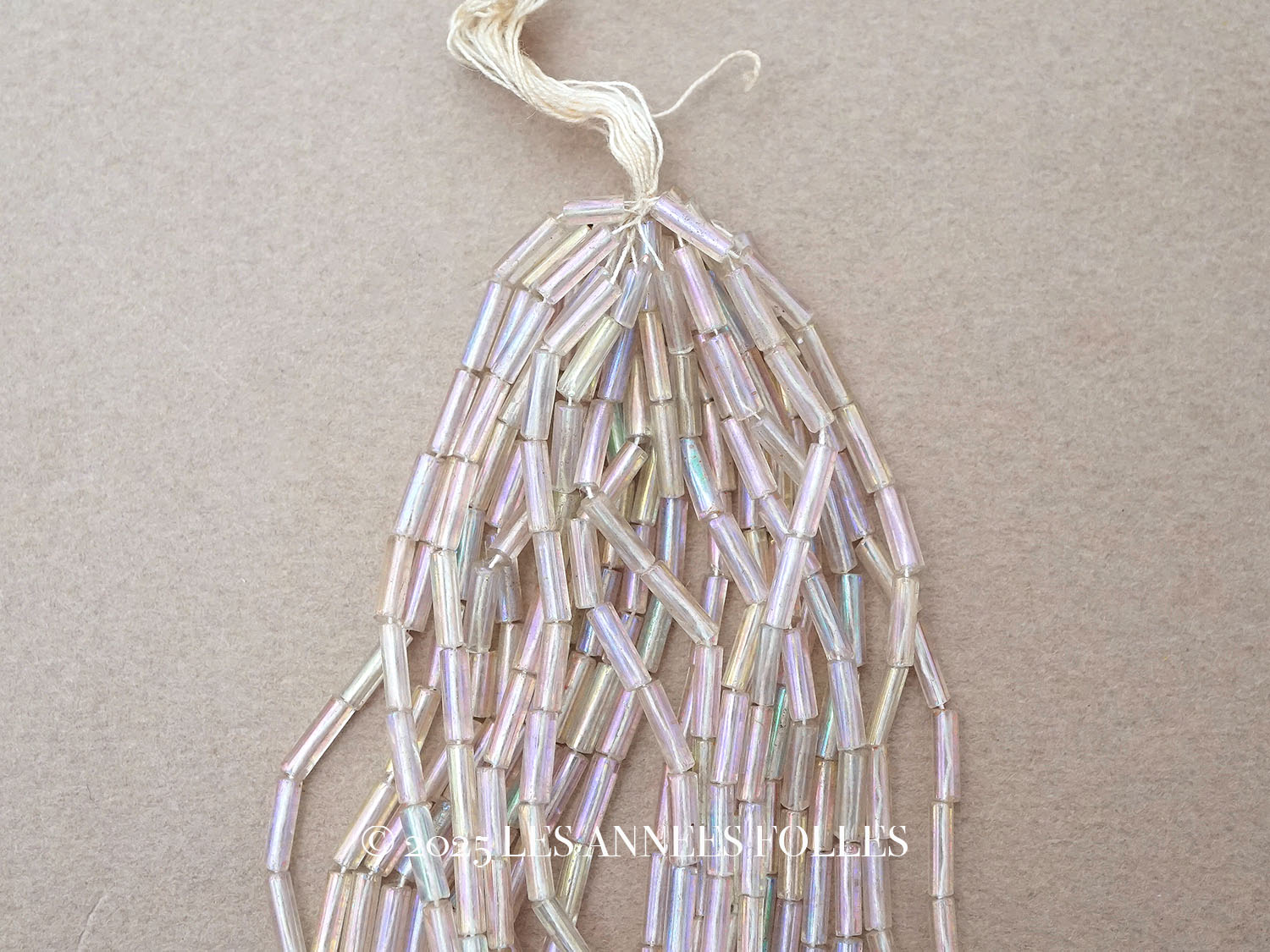 画像1: アンティーク ガラスビーズ オーロラ加工 ベージュ＆オーロラ 2×6.5mm 43g (1)