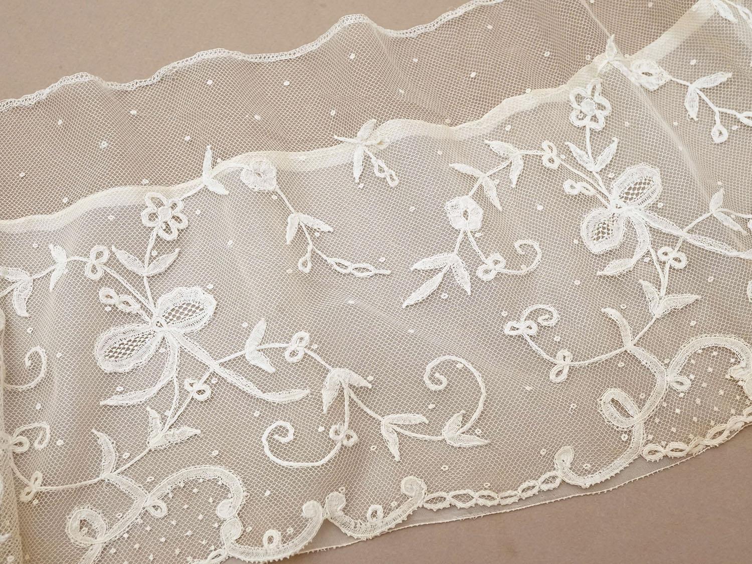 画像8: 19世紀末 アンティーク ドレスパーツ リボンのモチーフ アプリカシオン・アングルテール  4.2m 幅広22.5cmオフホワイト ボビンレース (8)