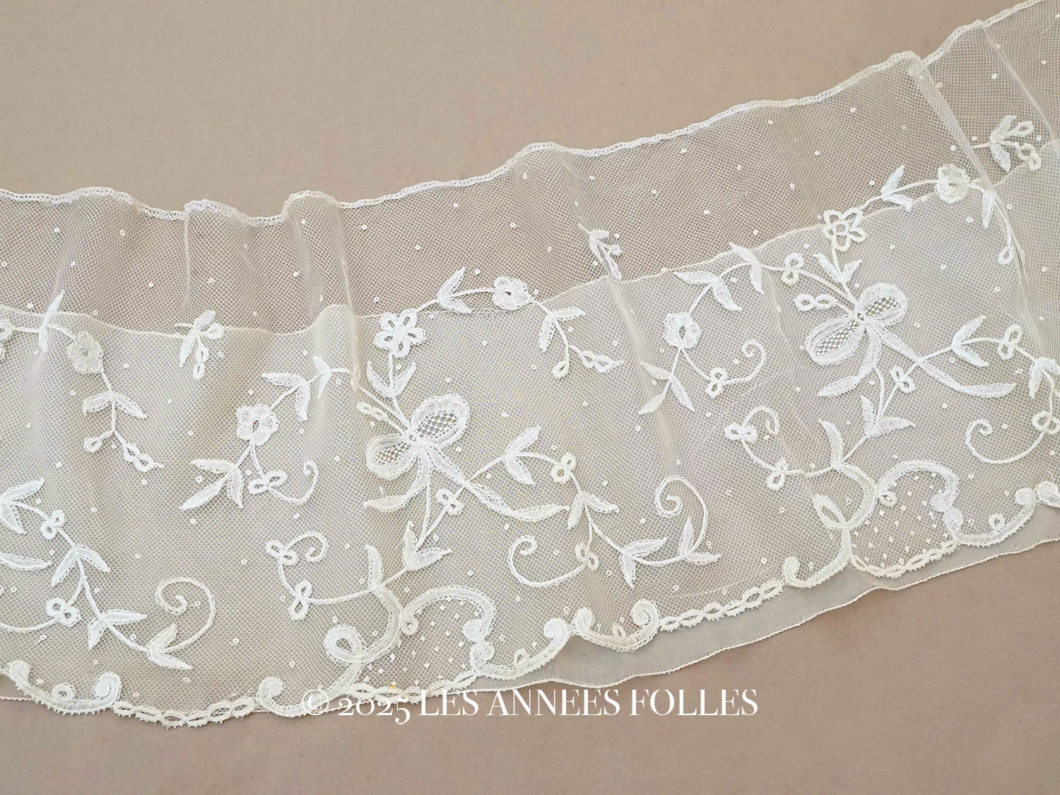 画像1: 19世紀末 アンティーク ドレスパーツ リボンのモチーフ アプリカシオン・アングルテール  4.2m 幅広22.5cmオフホワイト ボビンレース (1)