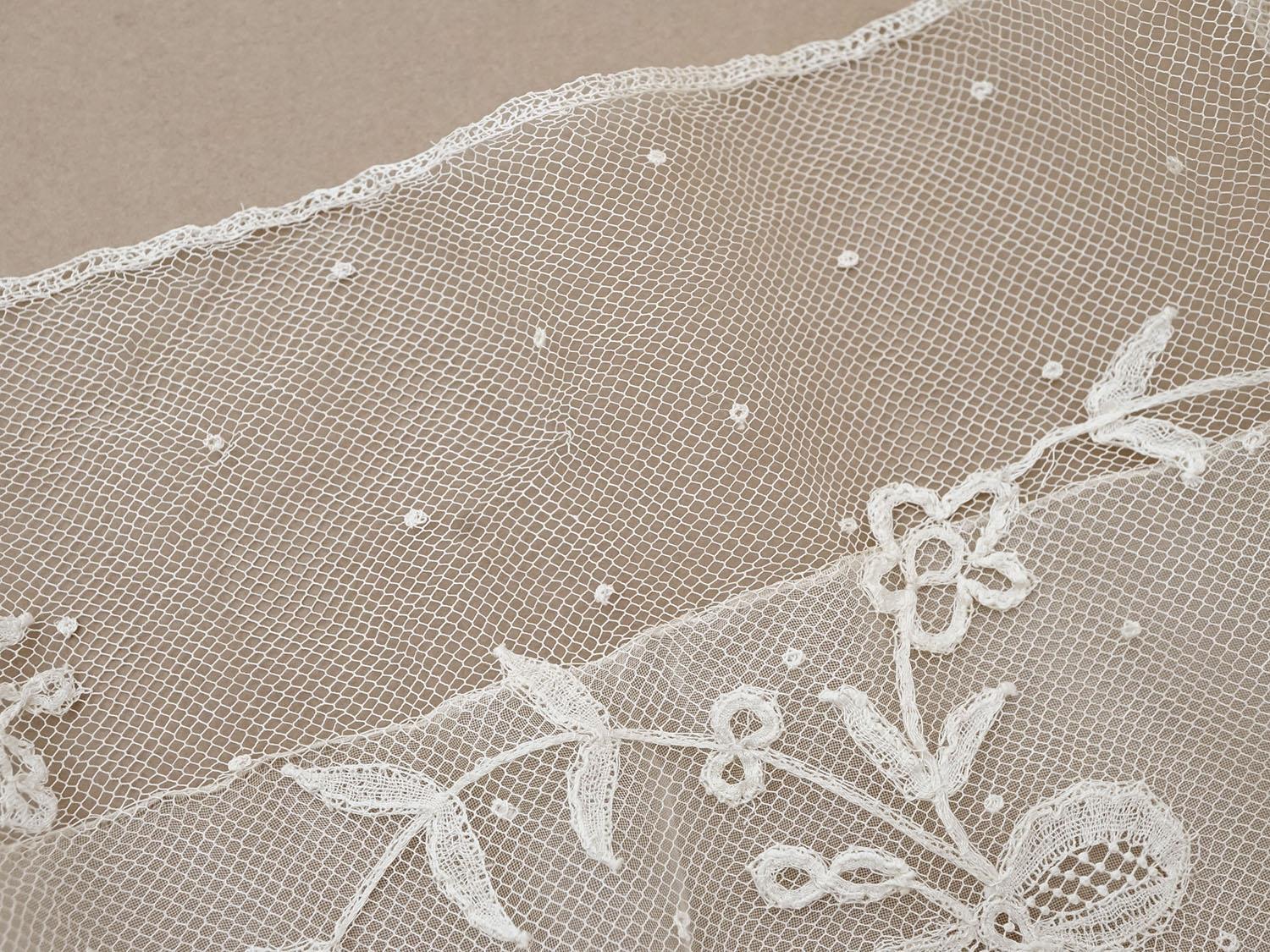 画像4: 19世紀末 アンティーク ドレスパーツ リボンのモチーフ アプリカシオン・アングルテール  4.2m 幅広22.5cmオフホワイト ボビンレース (4)