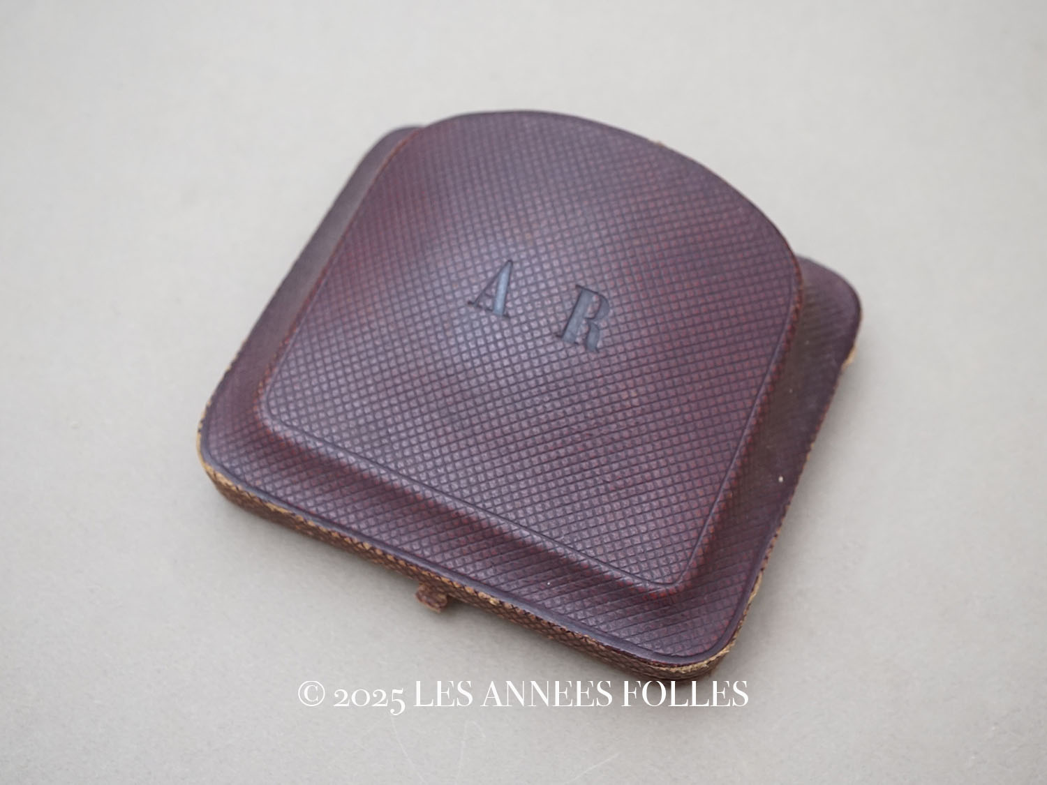 画像1: 19世紀 アンティーク AR イニシャル入り ジュエリーボックス ボルドーブラウン ペンダント＆ピアス  (1)