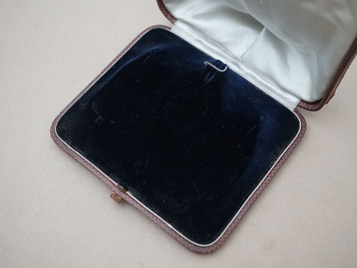 画像9: 19世紀 アンティーク AR イニシャル入り ジュエリーボックス ボルドーブラウン ペンダント＆ピアス  (9)