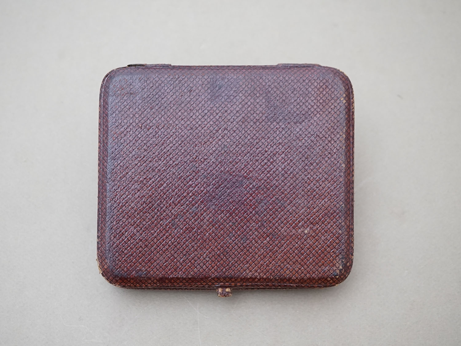 画像6: 19世紀 アンティーク AR イニシャル入り ジュエリーボックス ボルドーブラウン ペンダント＆ピアス  (6)