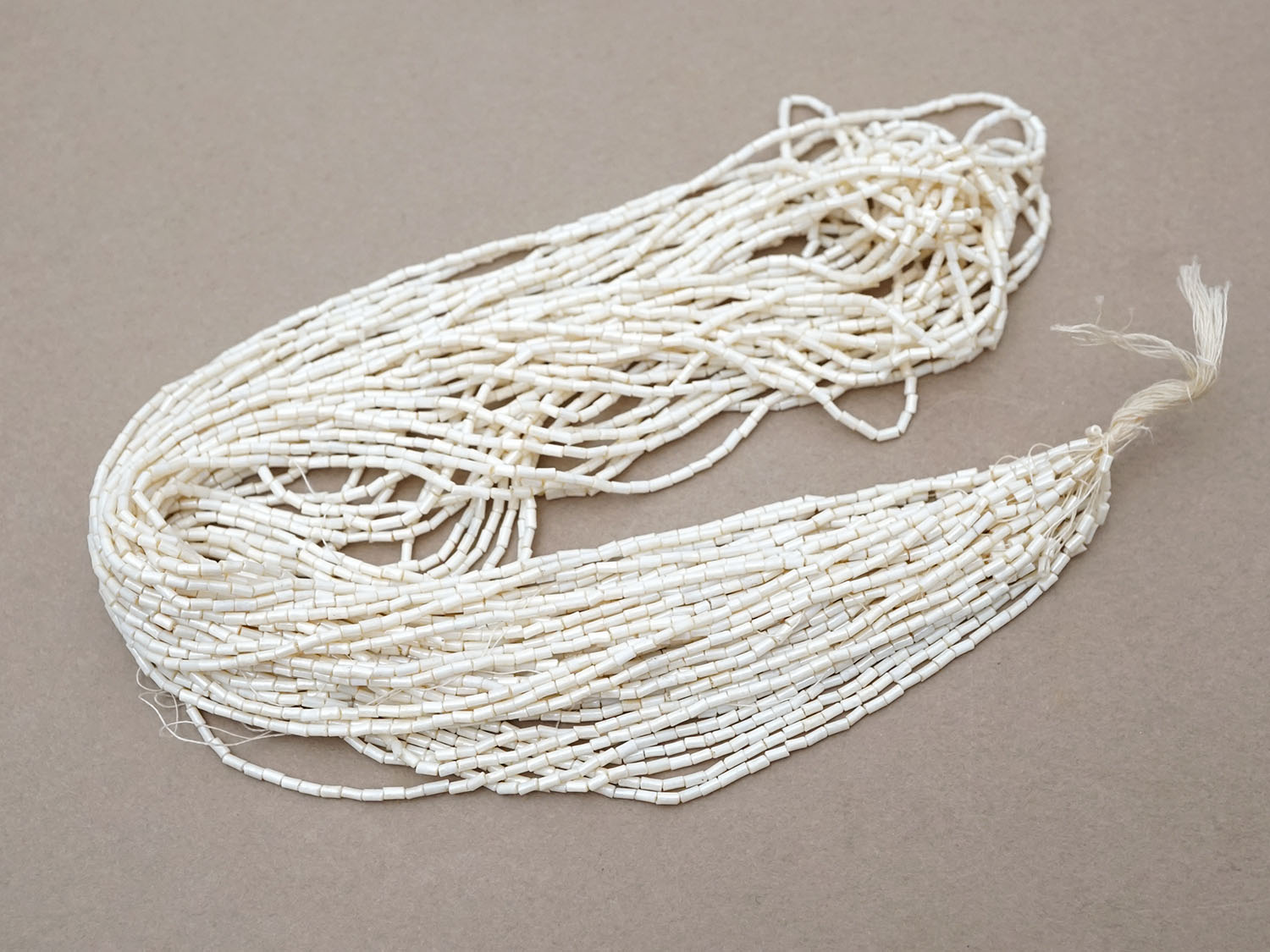 画像2: アンティーク シードビーズ 生成り エクリュ 1cm=4粒 27g (2)