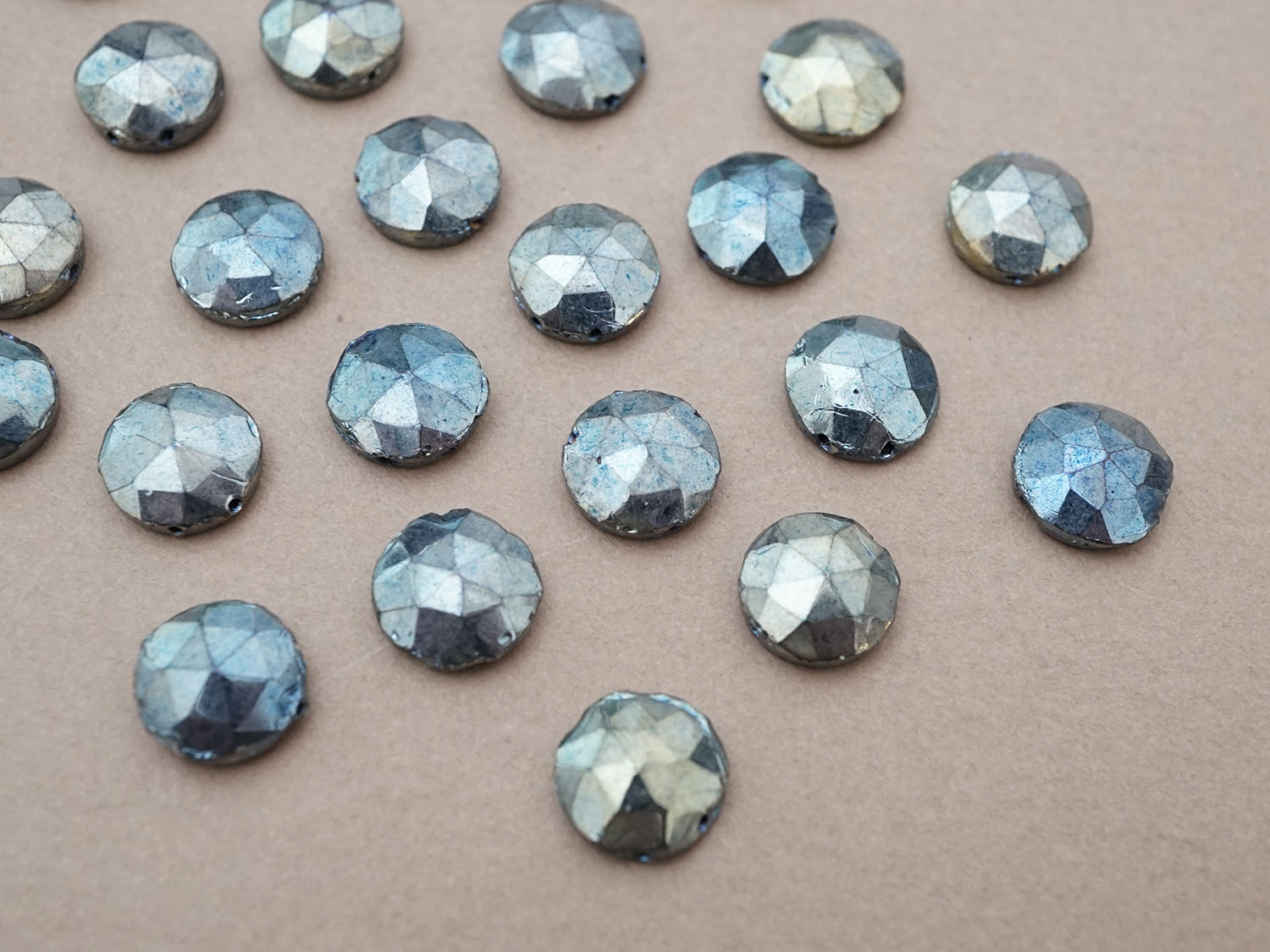 画像4: アンティーク モノグラム入り ガラスビーズ メタリックブルー 11mm 24ピースのセット  (4)