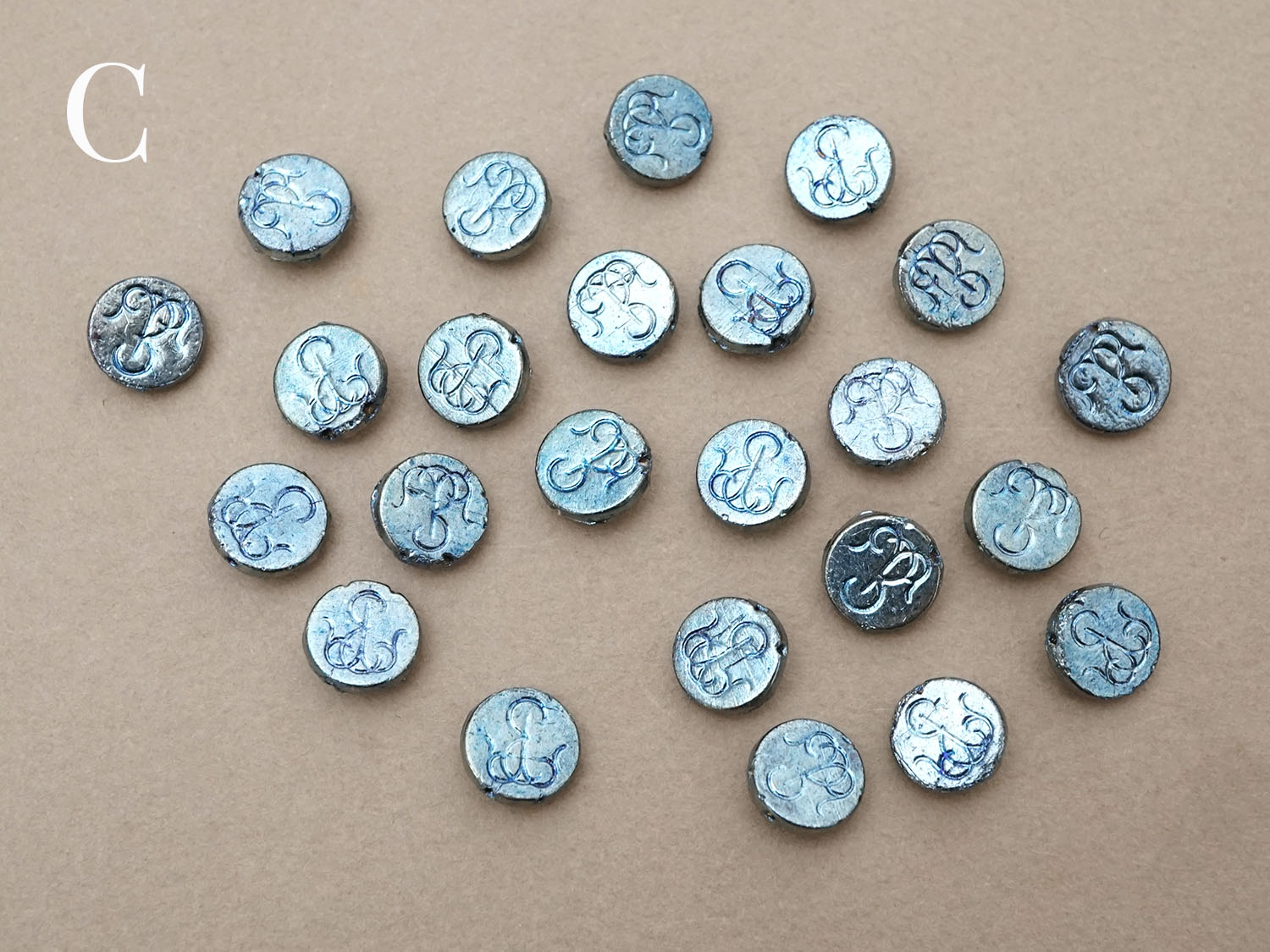 画像10: アンティーク モノグラム入り ガラスビーズ メタリックブルー 11mm 24ピースのセット  (10)