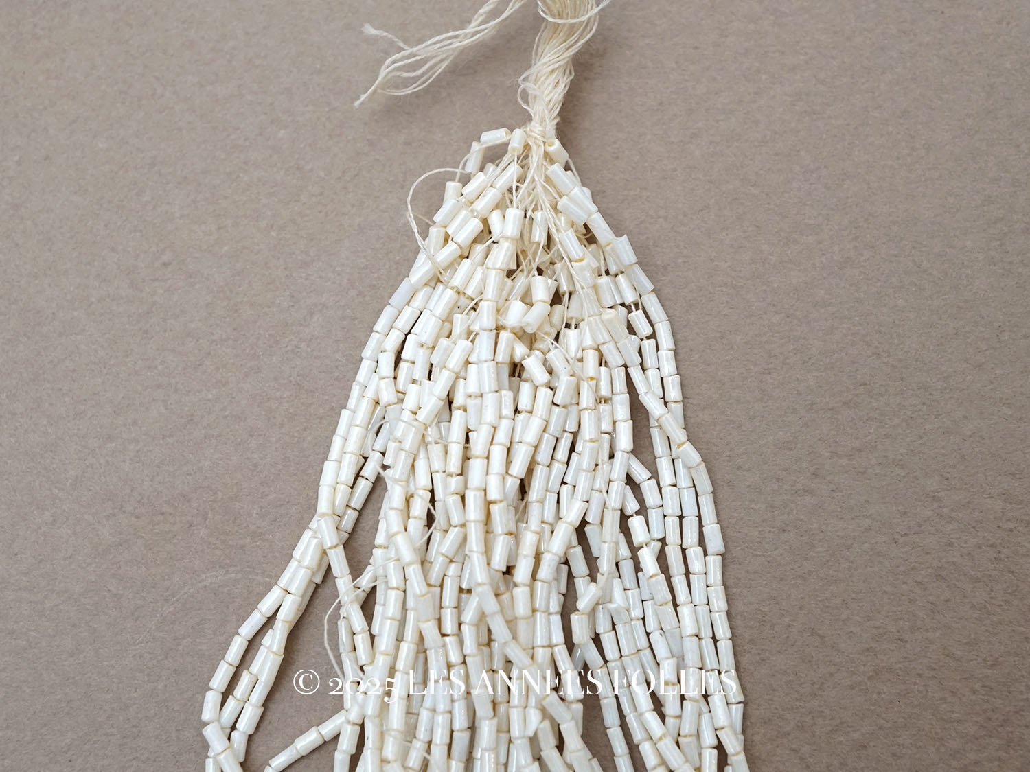 画像1: アンティーク シードビーズ 生成り エクリュ 1cm=4粒 27g (1)